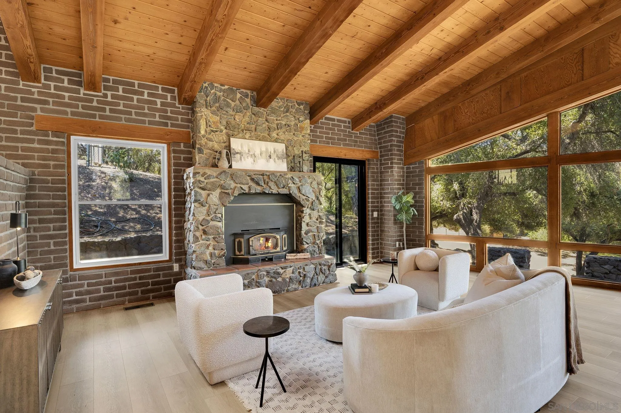 https://cdn.realtyfeed.com/cdn/127/260017564/1864fc0dbbc55e082909dd9411f07617.webp