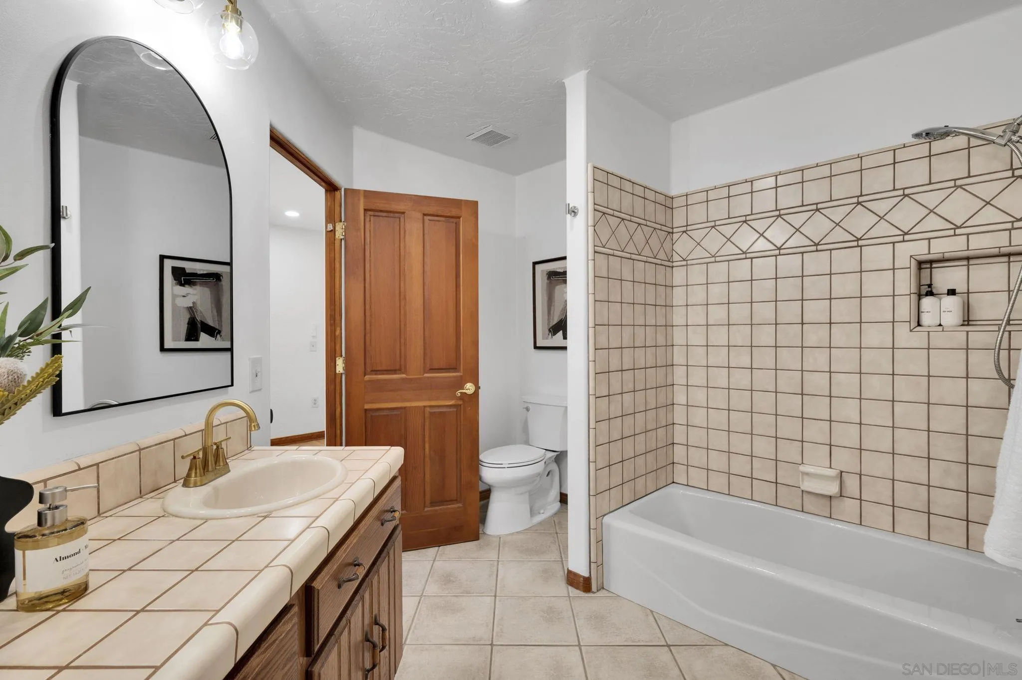 https://cdn.realtyfeed.com/cdn/127/260017564/89044187b9484d97efc22ed2595927b8.webp