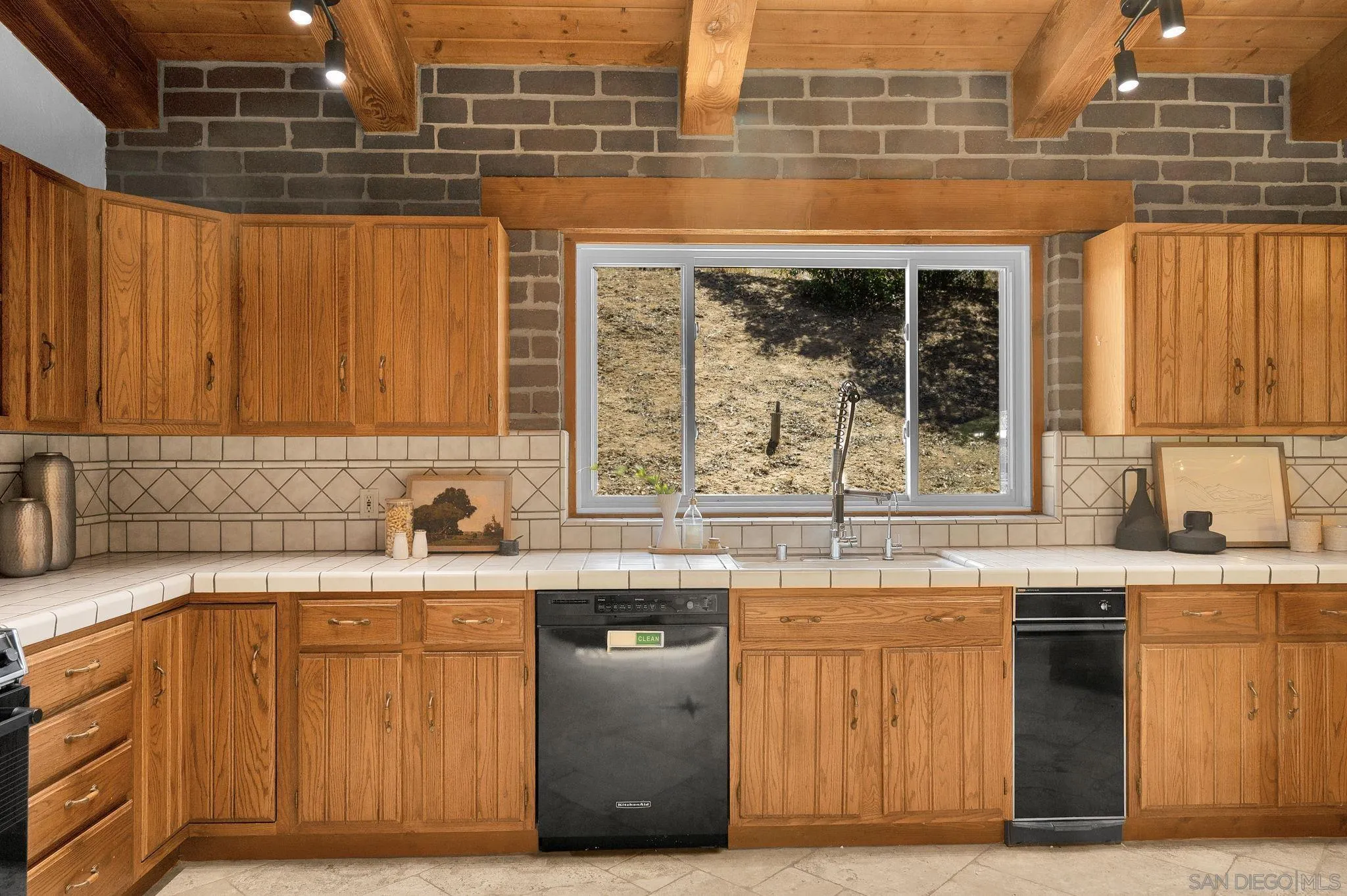 https://cdn.realtyfeed.com/cdn/127/260017564/bb379501d3b58478c97cd440540269df.webp