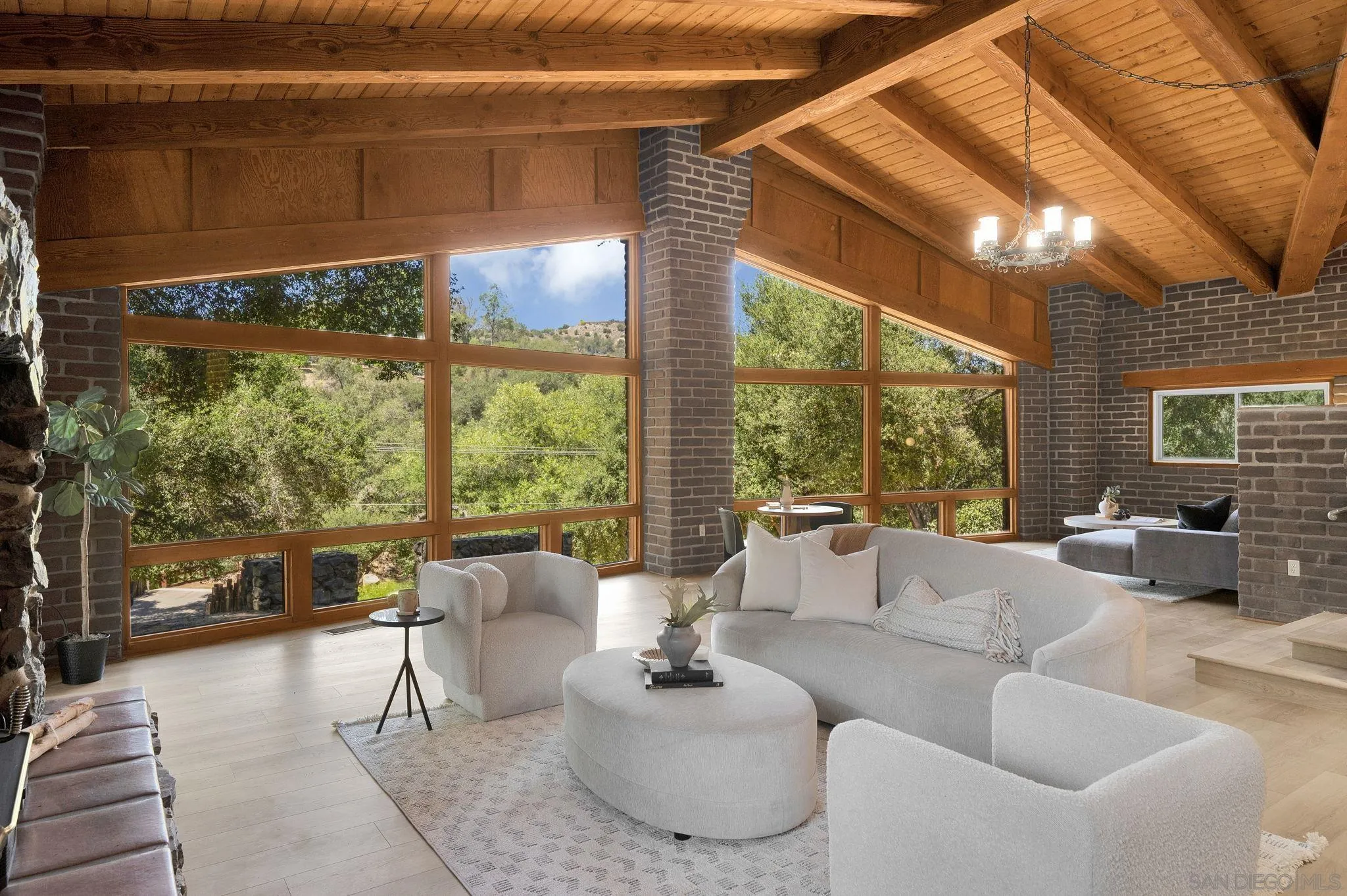 https://cdn.realtyfeed.com/cdn/127/260017564/fcde8a6bedfa7179fff25920e98a91dc.webp
