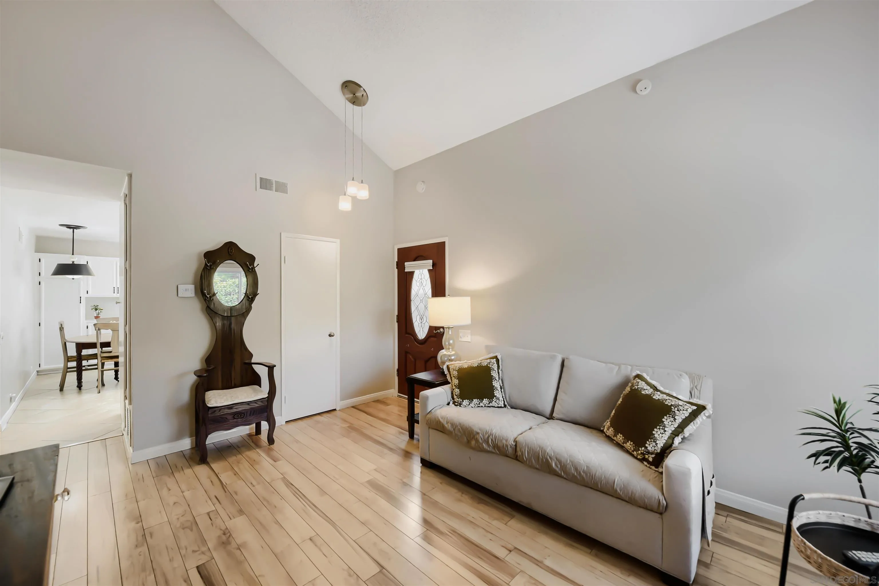 Photo #2: 260017586 Listing: Photo #2