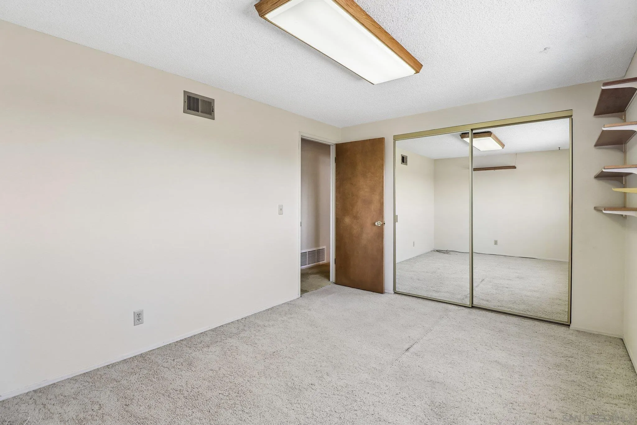 https://cdn.realtyfeed.com/cdn/127/260017595/81e39915b70b31644e3104fc5e478b5a.webp