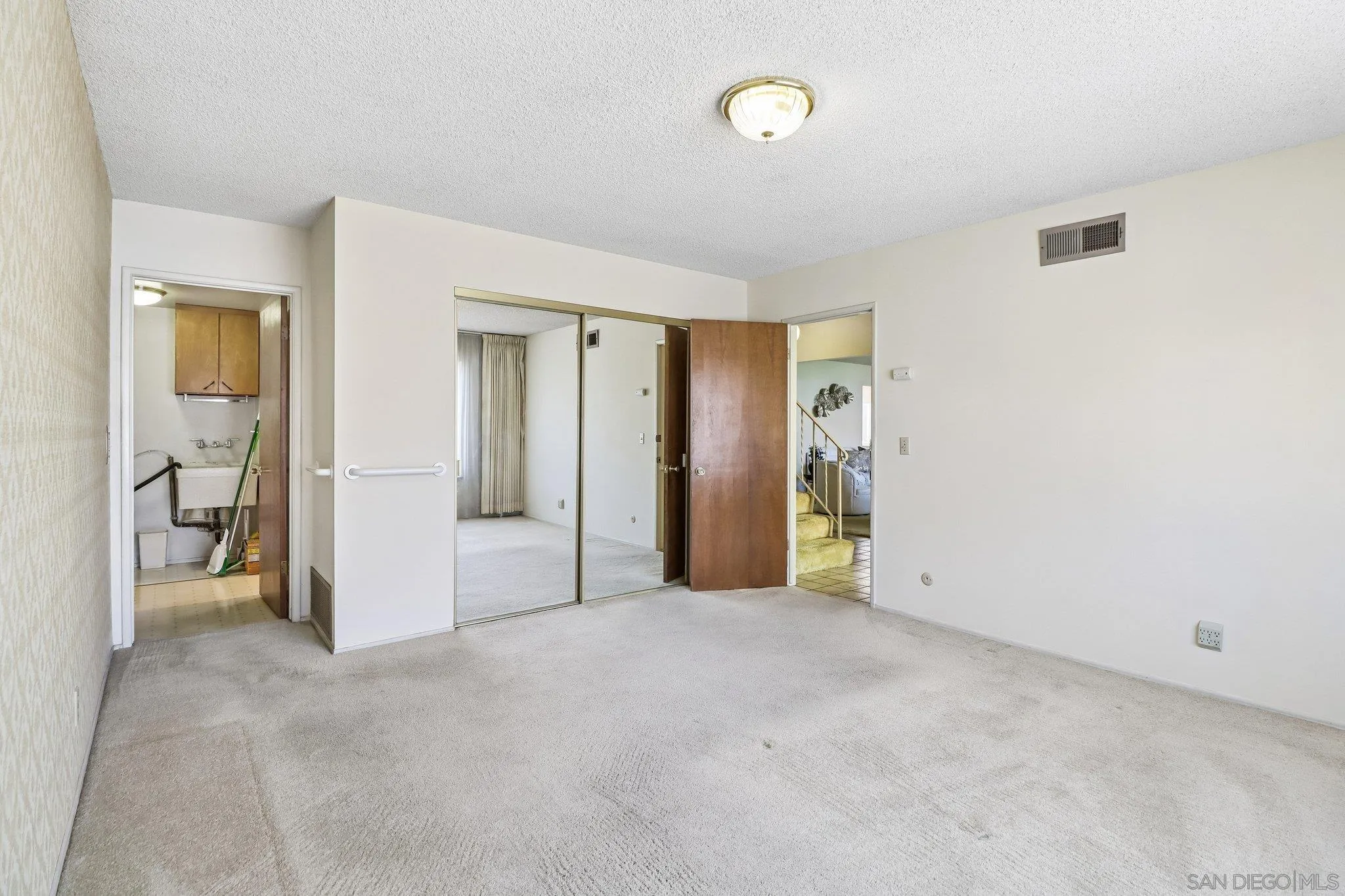 https://cdn.realtyfeed.com/cdn/127/260017595/abc3fa9c17d827a726325eff15575898.webp