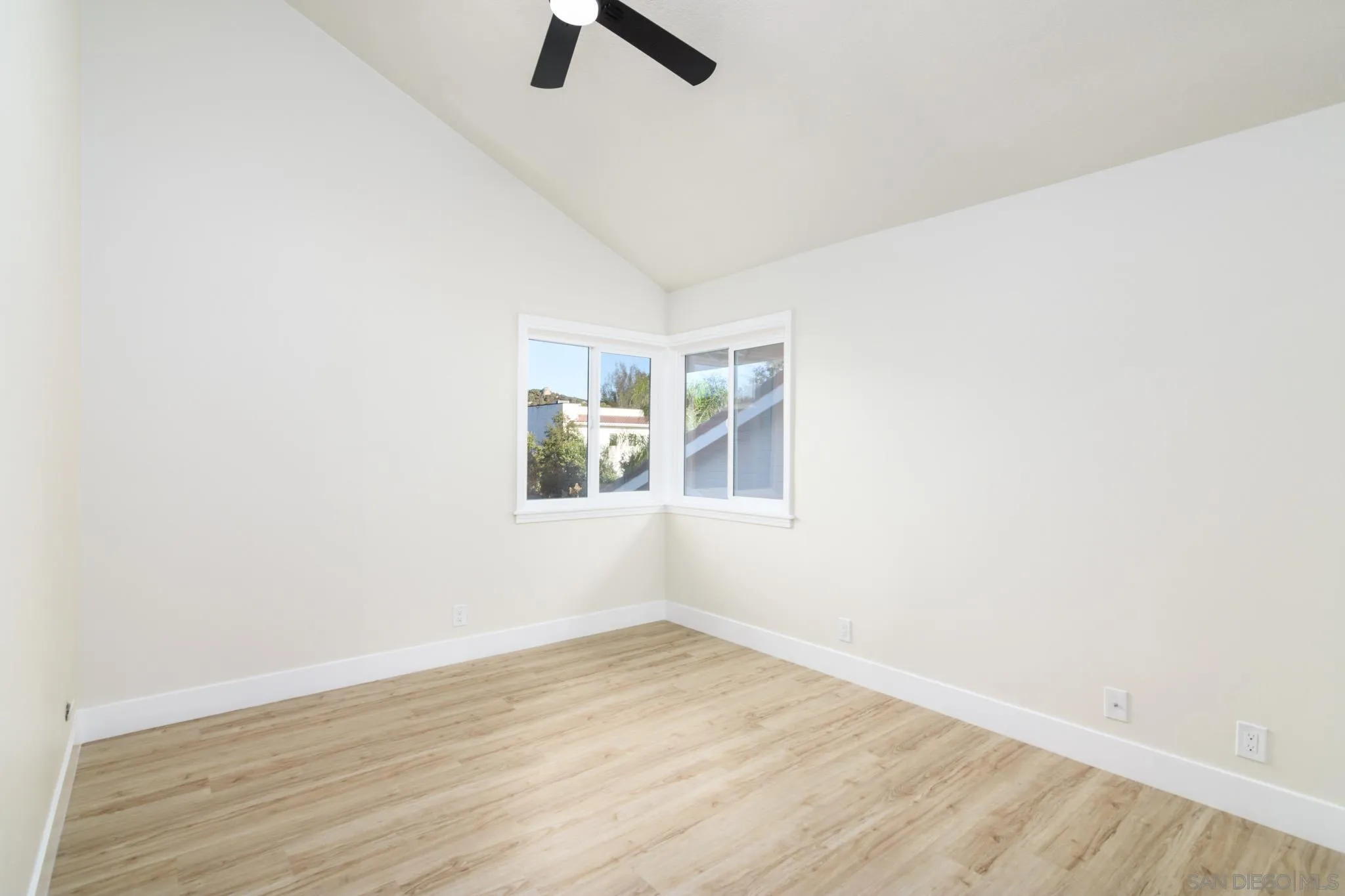 https://cdn.realtyfeed.com/cdn/127/260017603/68f1312beeee8a9dded650e8ef733b18.webp