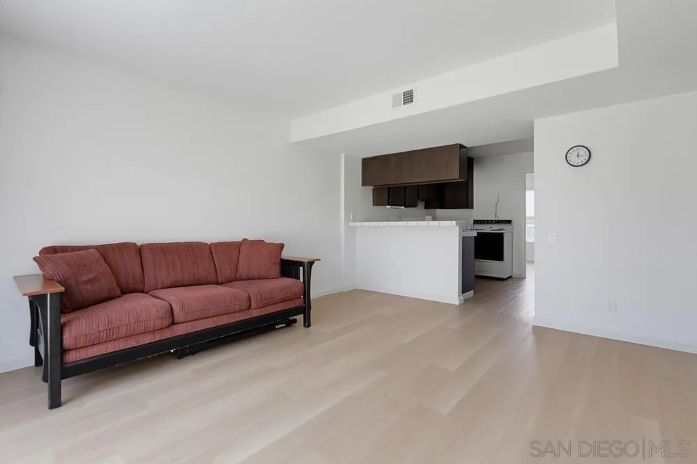 Photo #8: 260017610 Listing: Photo #8