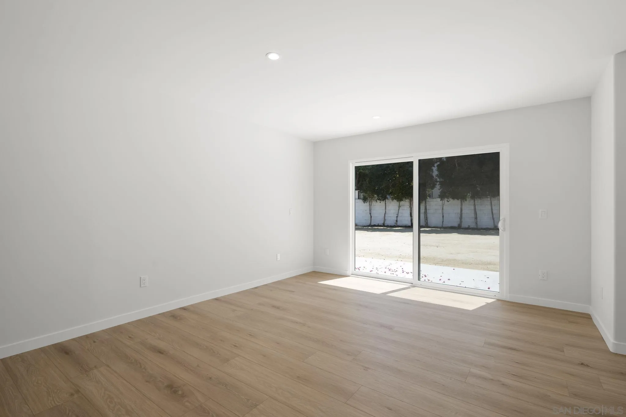 https://cdn.realtyfeed.com/cdn/127/260017623/411c5ebd3d84aa3e453ac3b5b004e309.webp