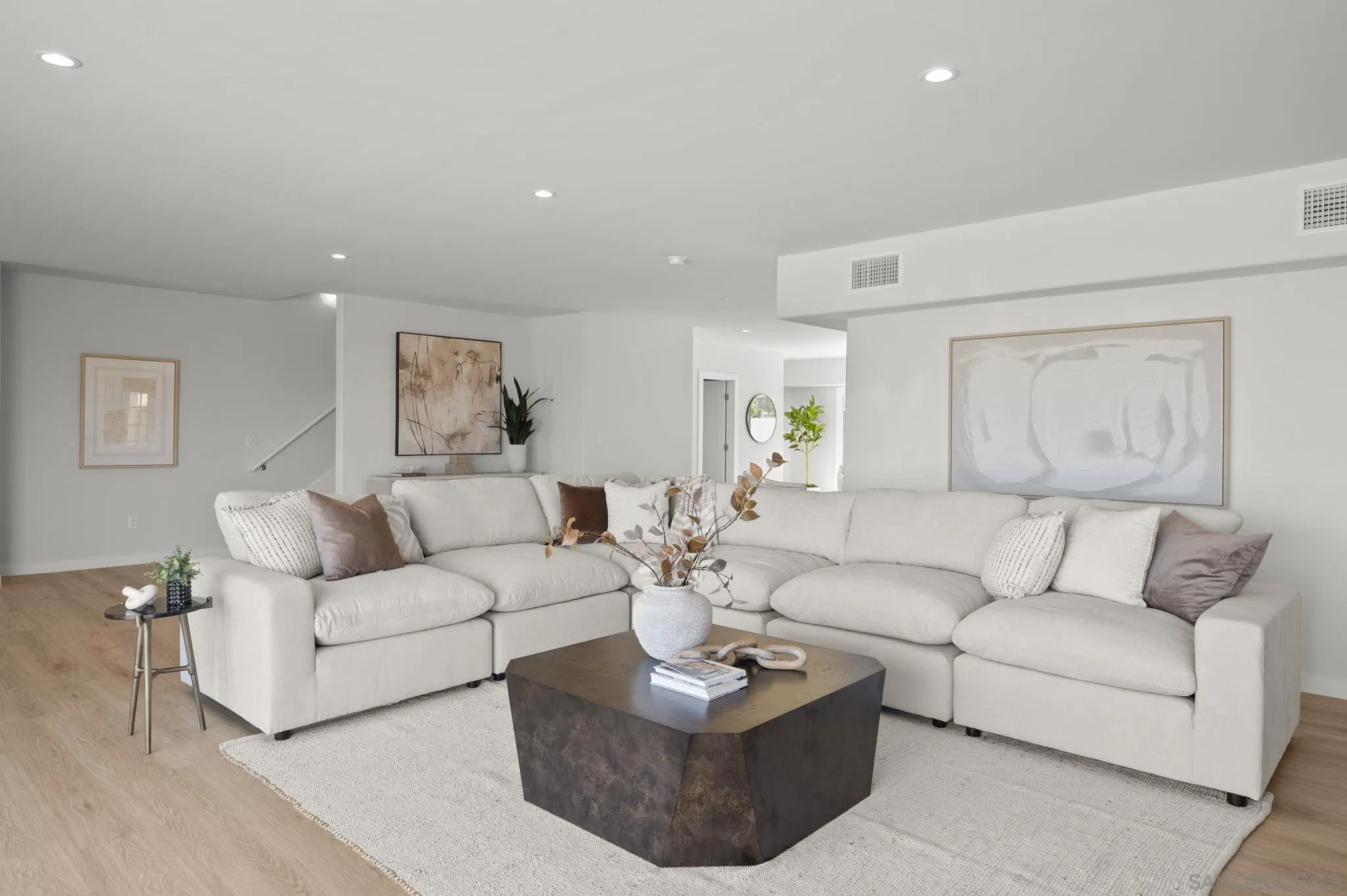 https://cdn.realtyfeed.com/cdn/127/260017623/5c4de3af10e061af98fb5c9327dbc88f.webp