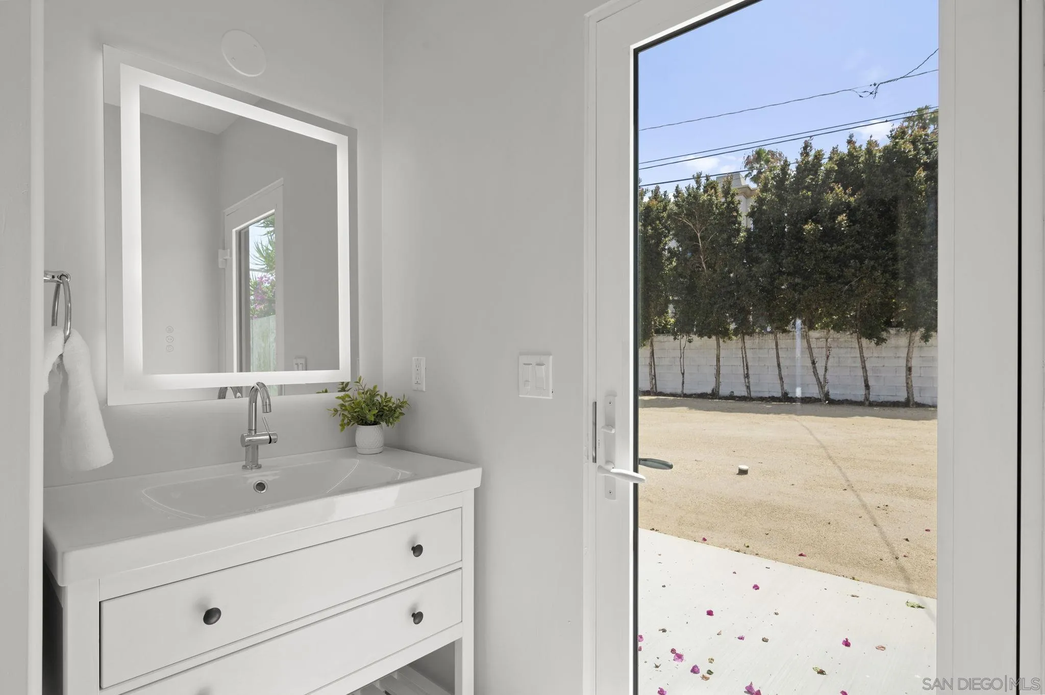 https://cdn.realtyfeed.com/cdn/127/260017623/86bf060f38de220d84149a33d7b24d96.webp