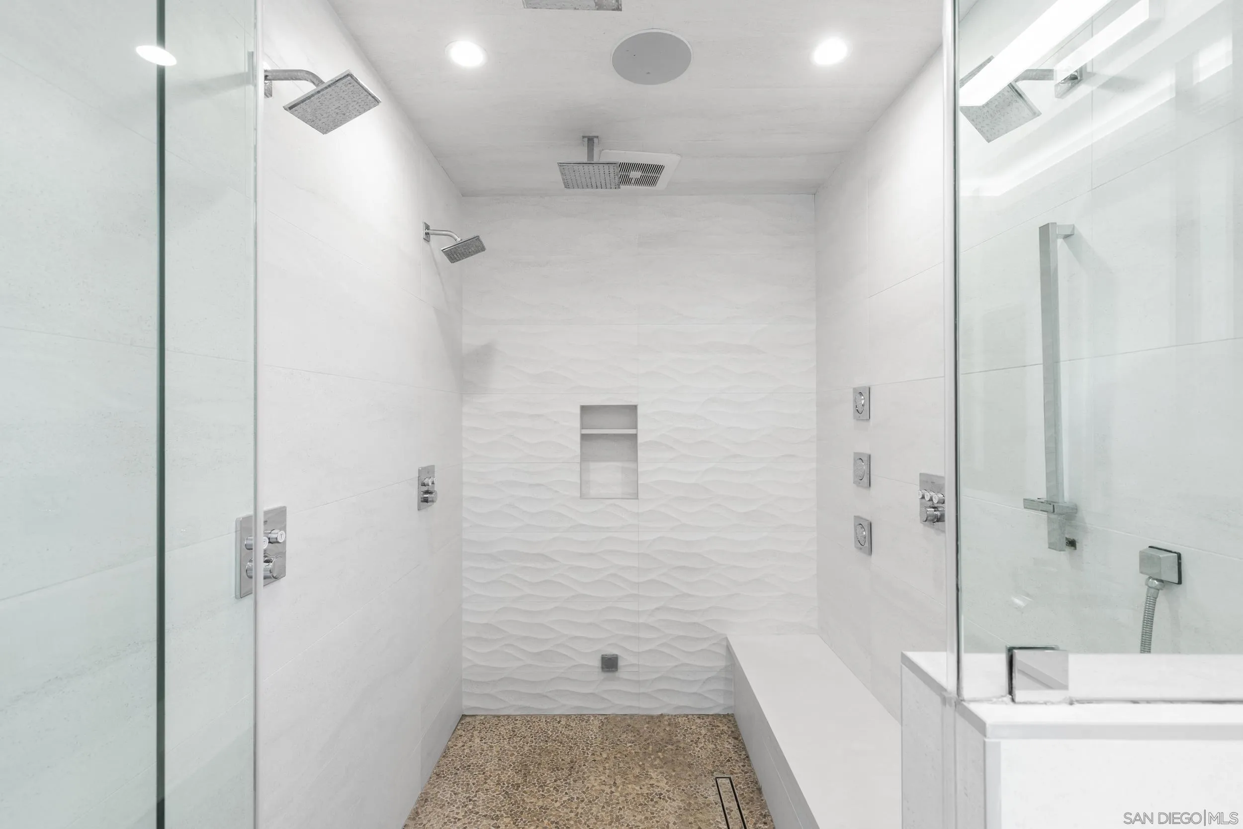 https://cdn.realtyfeed.com/cdn/127/260017625/e8a7f6d4f11a5835bbf1fff02d43b8ad.webp