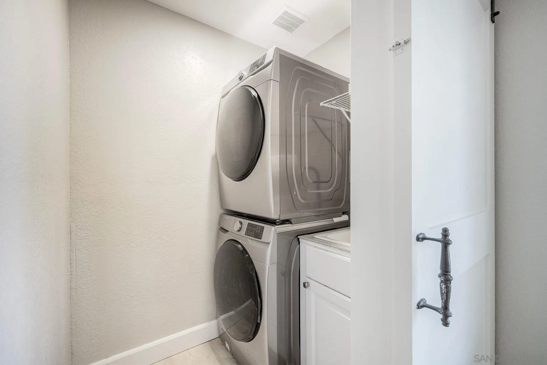 https://cdn.realtyfeed.com/cdn/127/260017631/13c0759b1affc028d5519d809ff4761c.webp