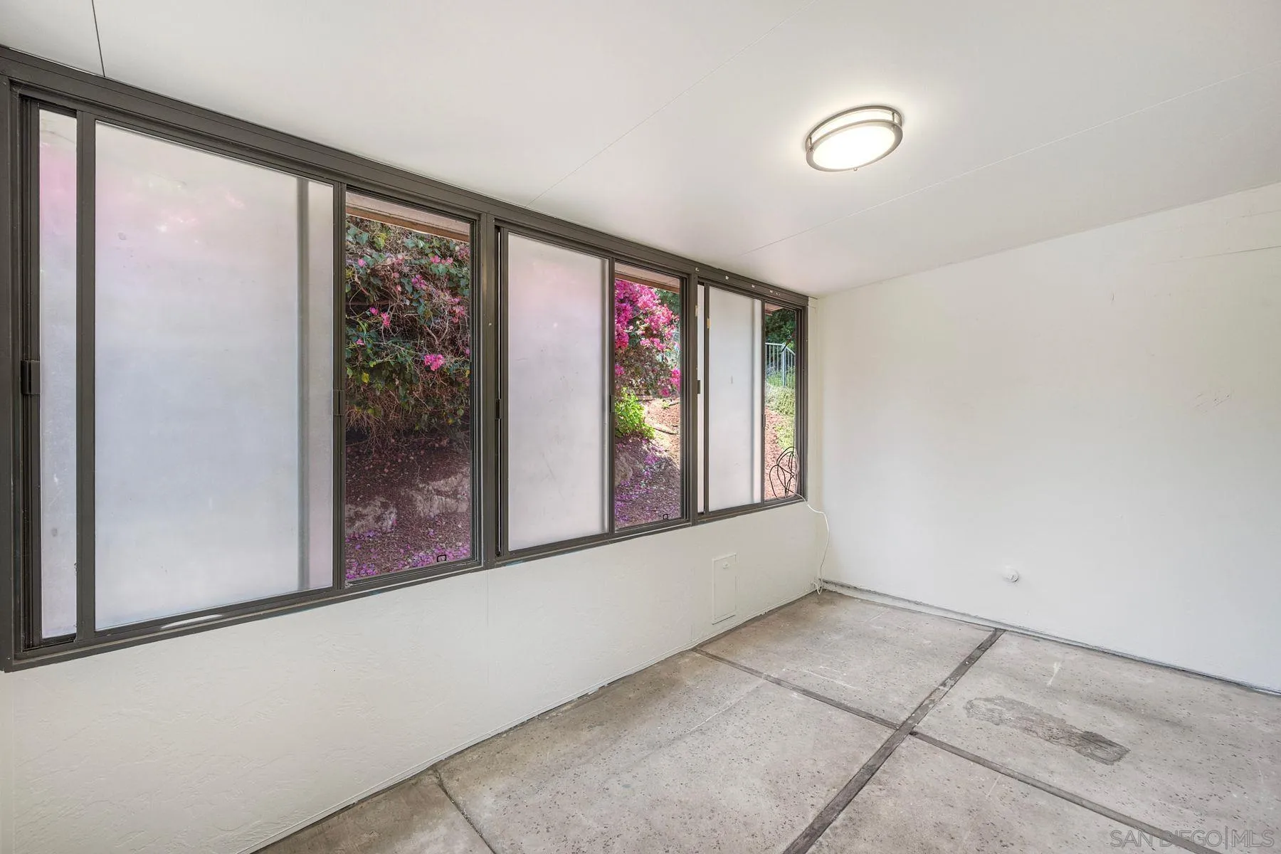 https://cdn.realtyfeed.com/cdn/127/260017631/50fd65b69c1e7aa713f48845c76b75b0.webp