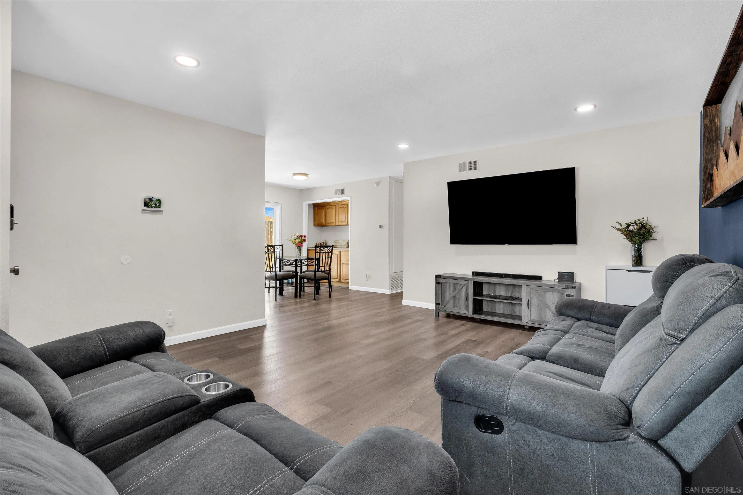 https://cdn.realtyfeed.com/cdn/127/260017633/1c5e7aa7b5e341ce13b6a01caa6fdcfd.webp