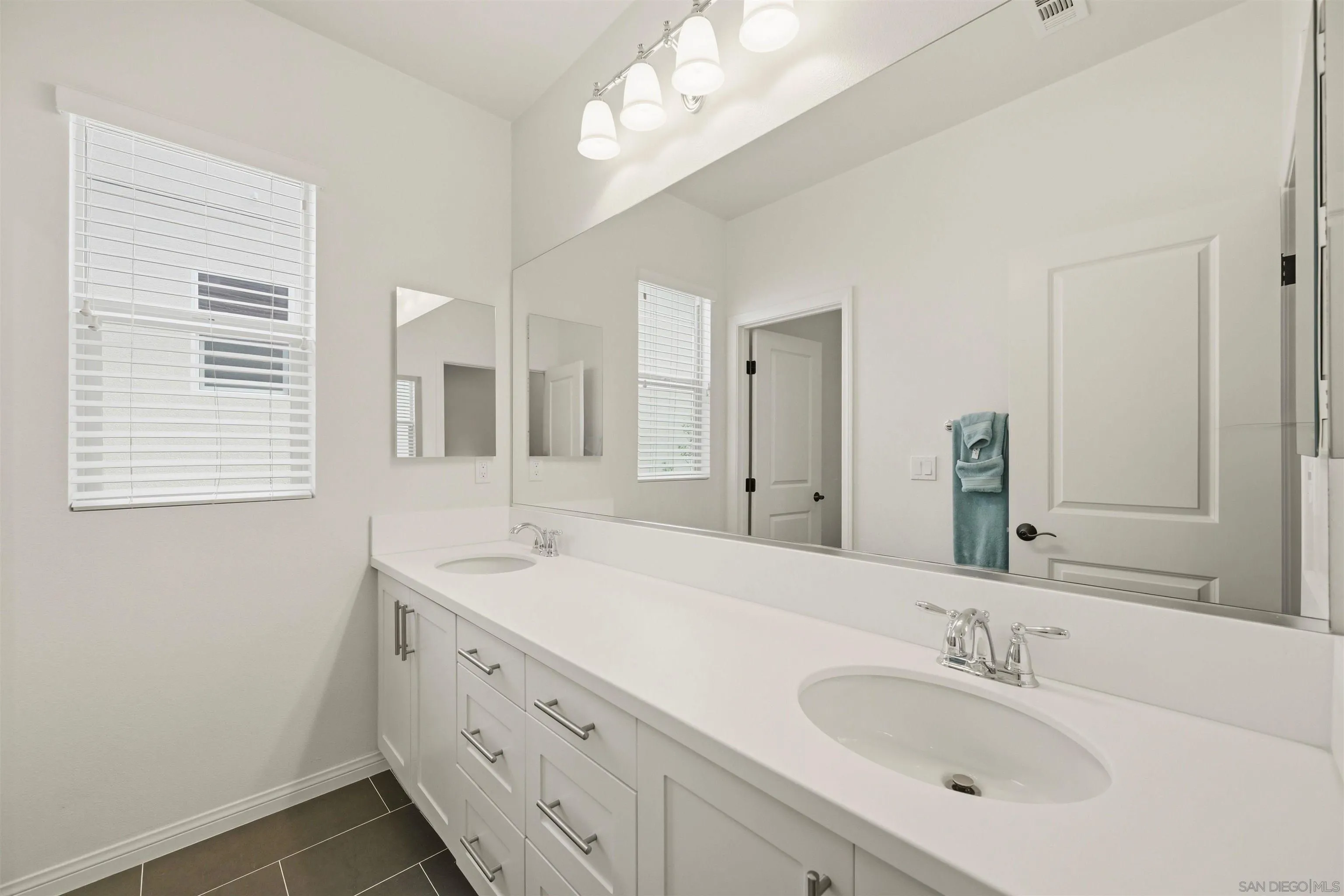 https://cdn.realtyfeed.com/cdn/127/260017653/8e410afbc0c43838def9a5698a6d85db.webp