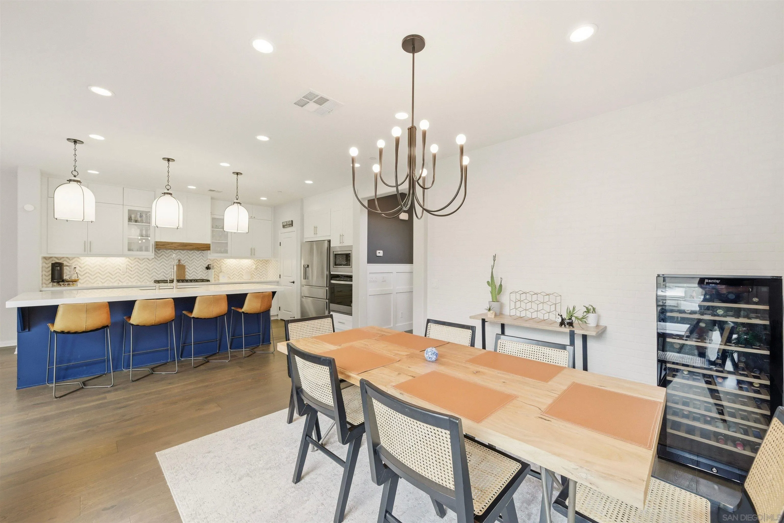 https://cdn.realtyfeed.com/cdn/127/260017653/945a6de463aad0e6570bfca238051c38.webp