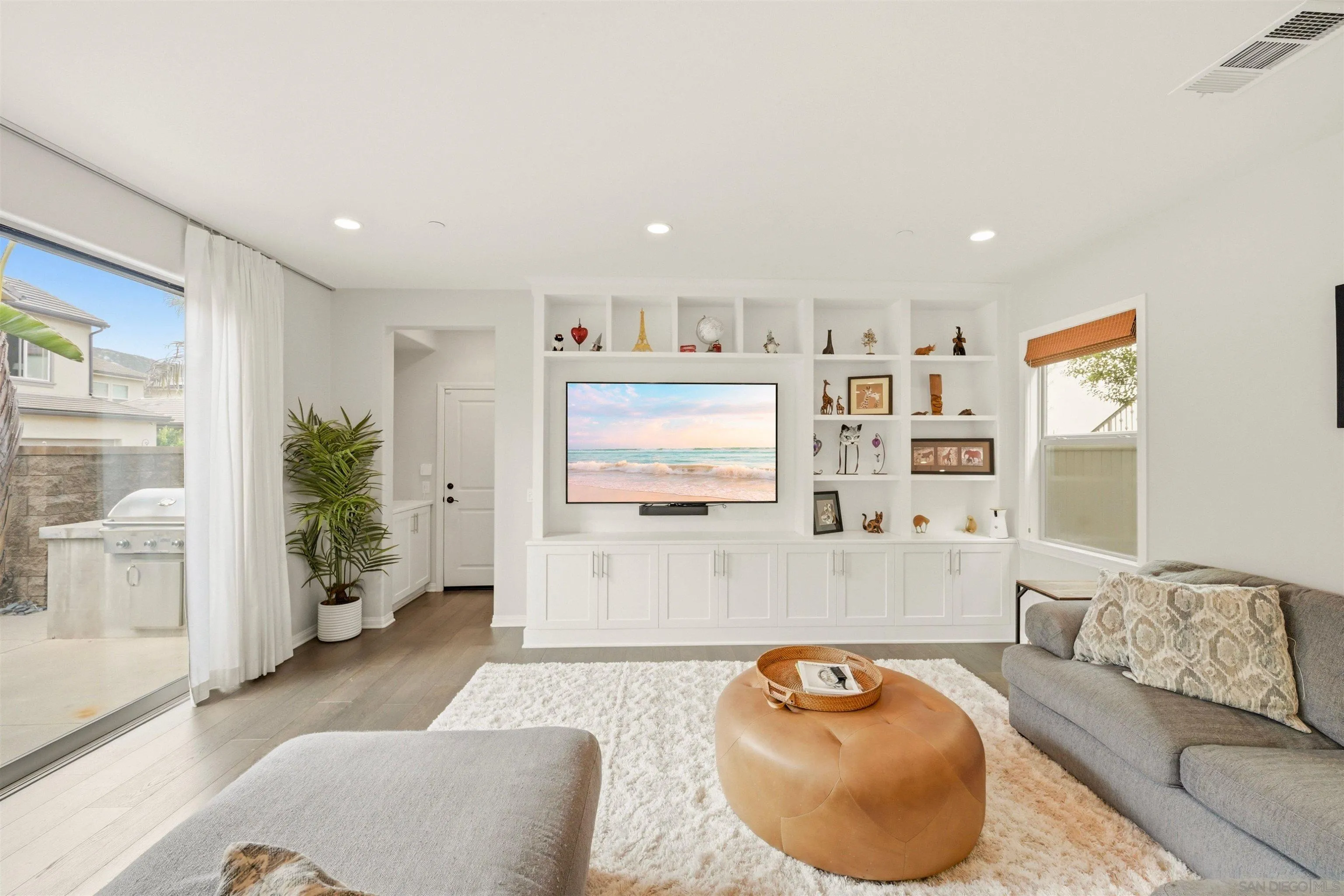 https://cdn.realtyfeed.com/cdn/127/260017653/c4f545cff3122bbfb6c740b1585fae43.webp