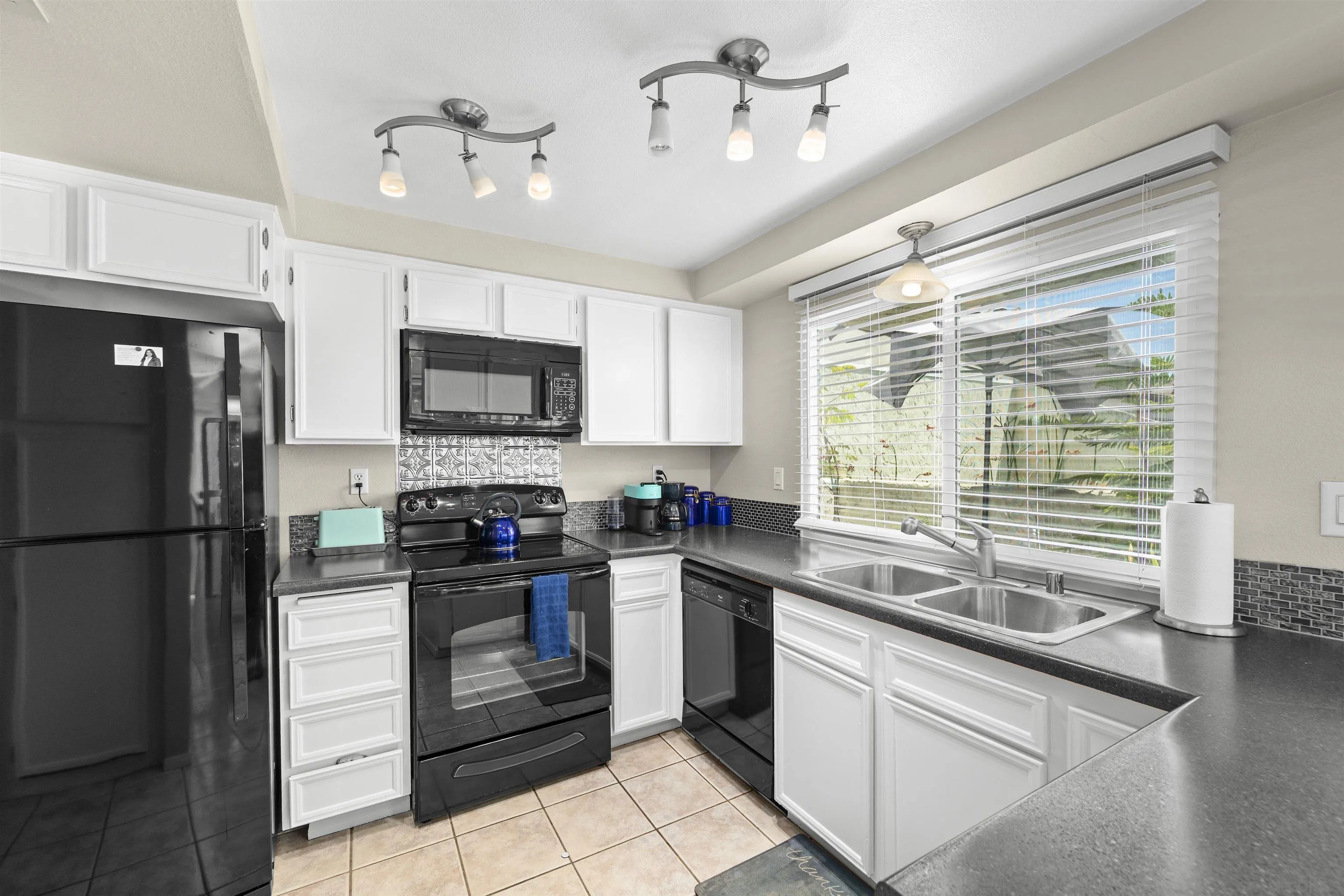 https://cdn.realtyfeed.com/cdn/127/260017658/052b59354b1d129ffb4e53c1062d1230.webp