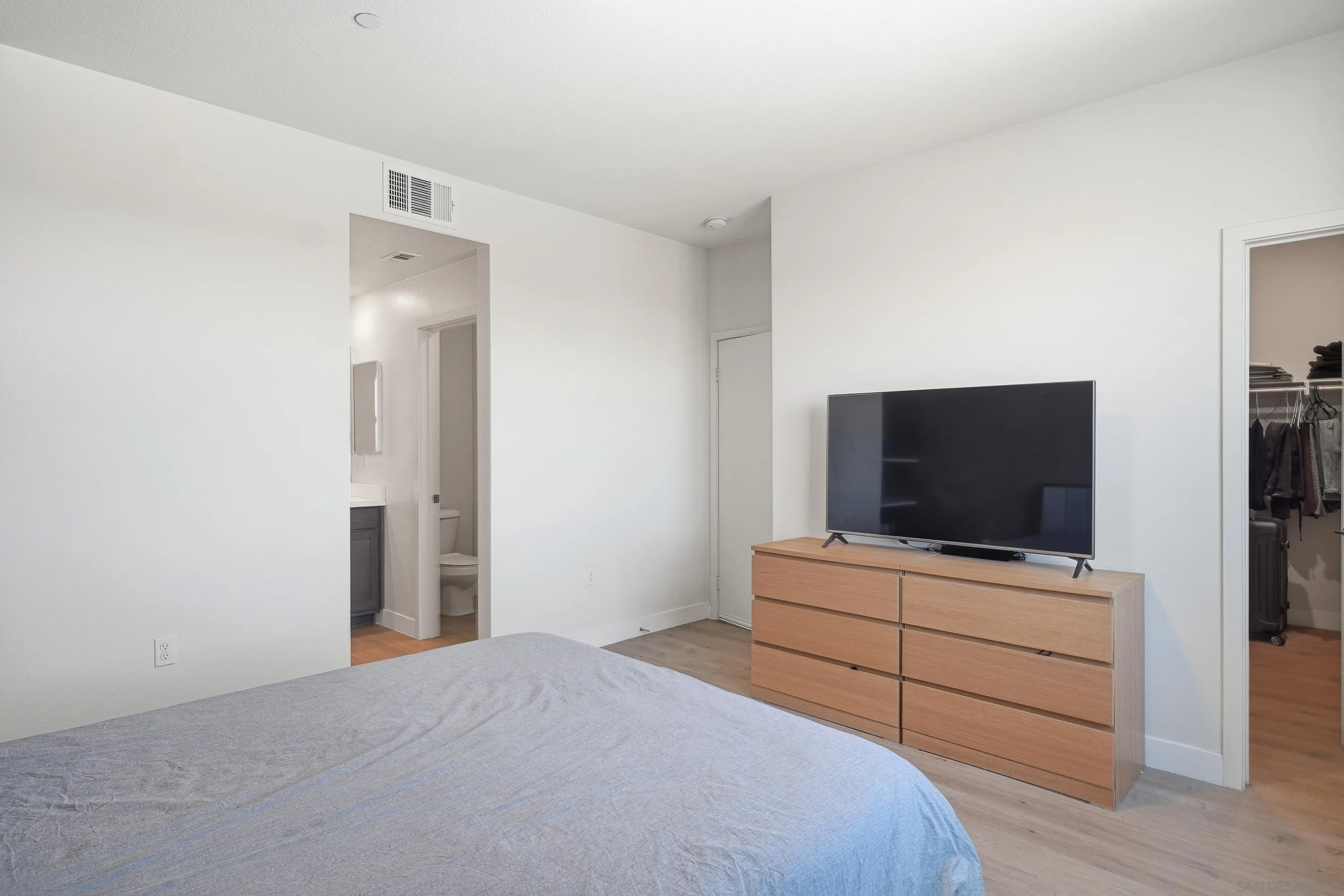 https://cdn.realtyfeed.com/cdn/127/260017720/1abb2754ce41e6f83c9569a29543bc31.webp
