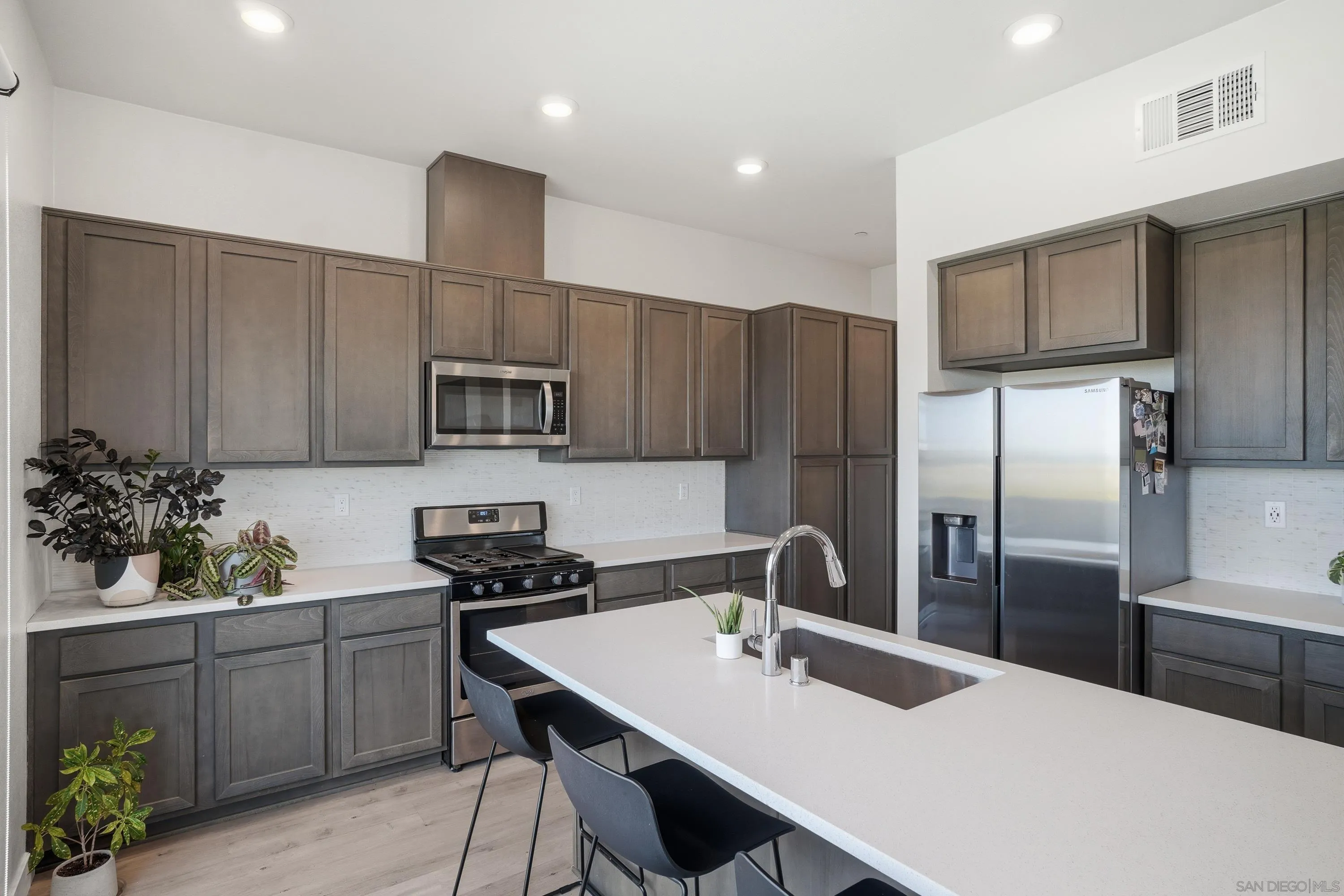 https://cdn.realtyfeed.com/cdn/127/260017720/34199500f630053218359e629214691a.webp