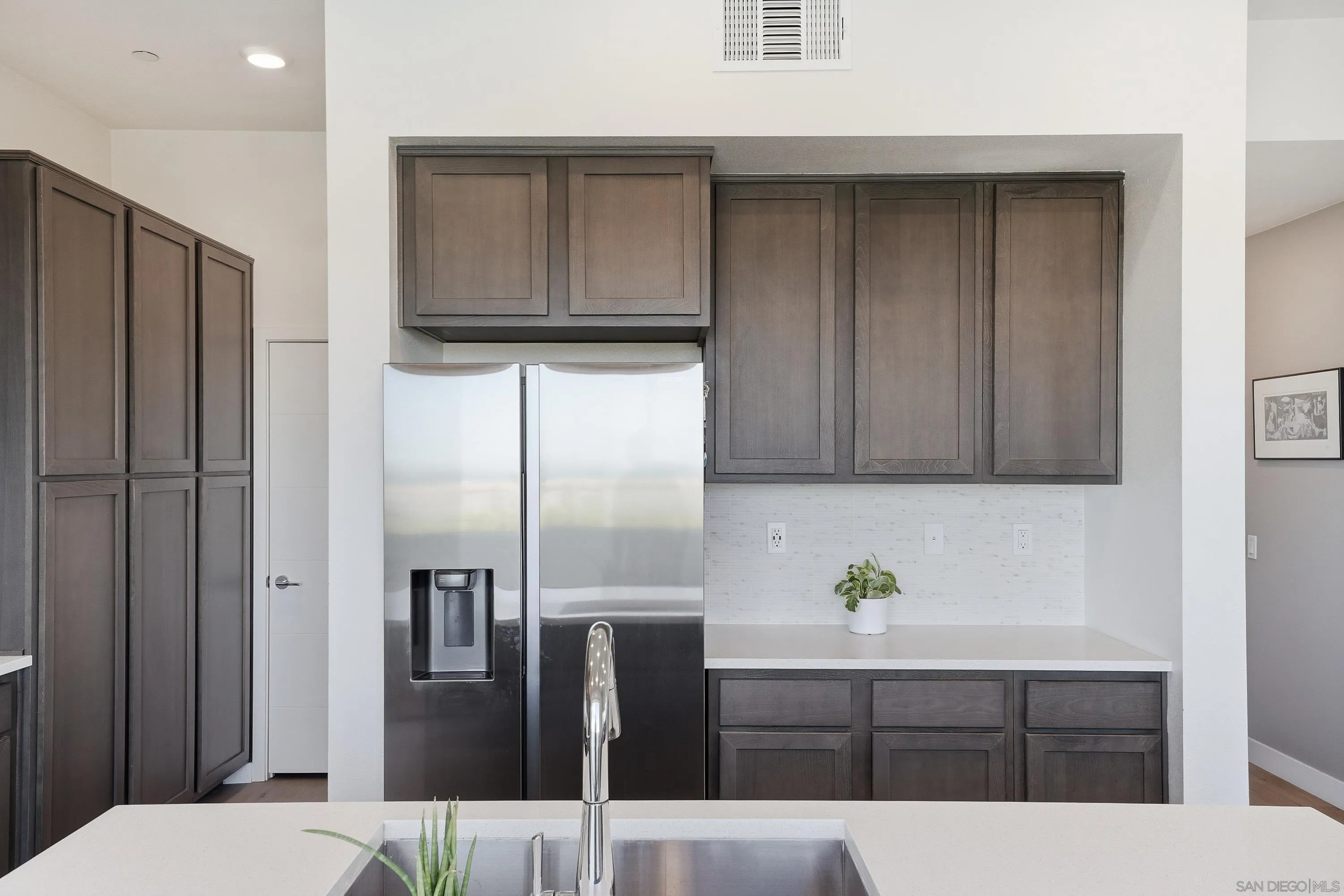 https://cdn.realtyfeed.com/cdn/127/260017720/3a490de2c852686d18e9ae76dcdf3da3.webp
