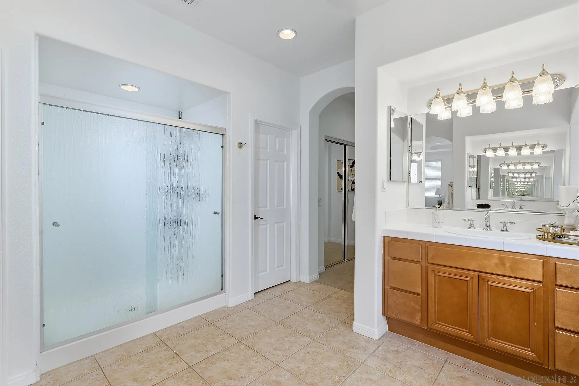 https://cdn.realtyfeed.com/cdn/127/260017749/c93cdcce4c20a2a3165387c434f7ec1c.webp