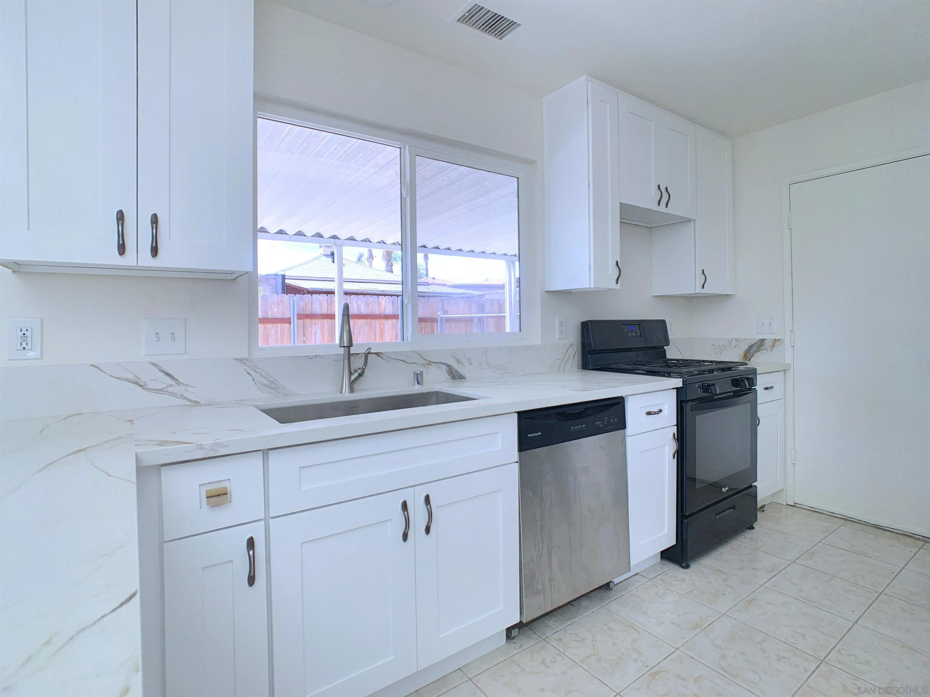 https://cdn.realtyfeed.com/cdn/127/260017784/c4211ac0b6fbee1a28c21158ace7df18.webp