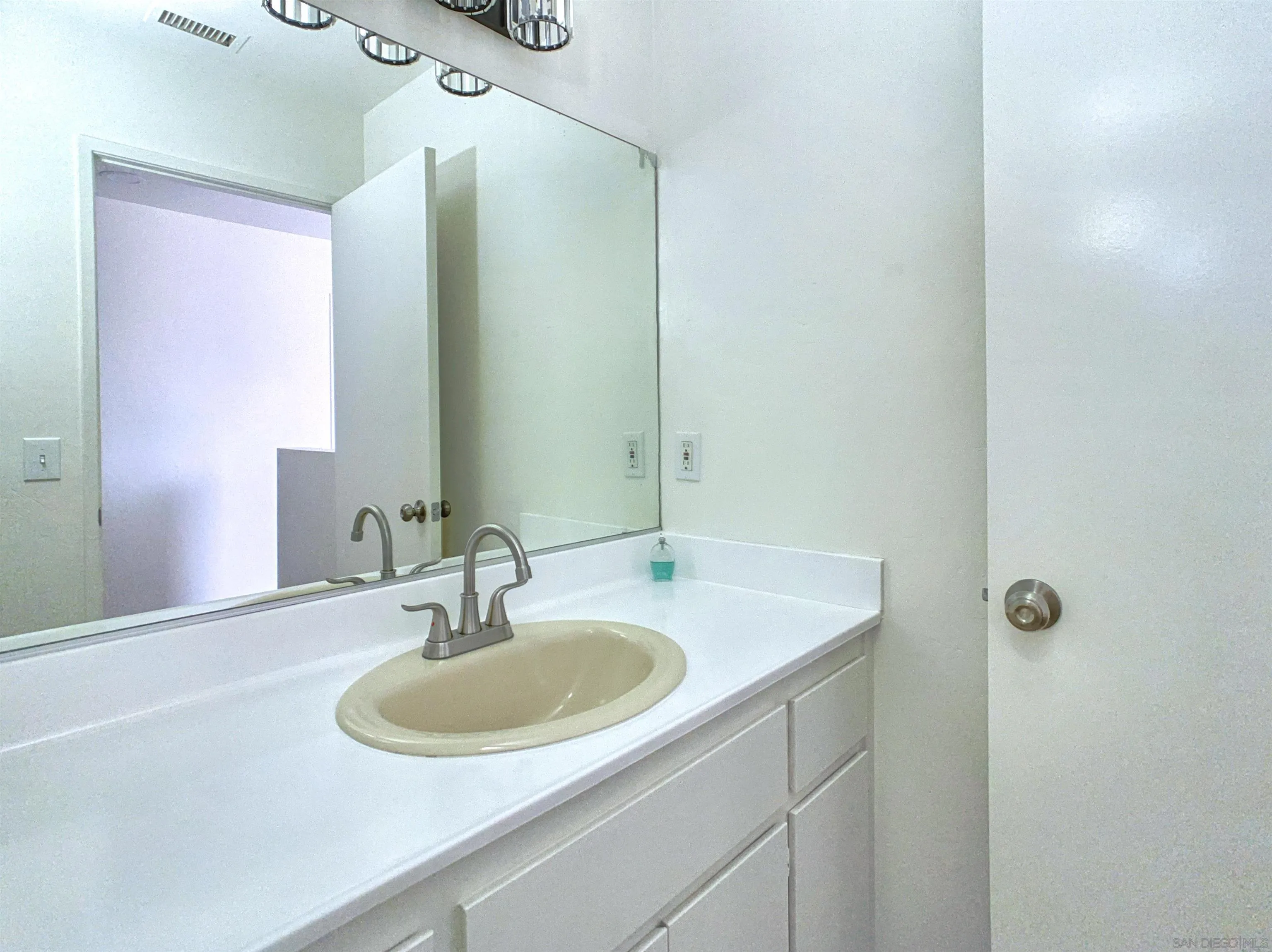 https://cdn.realtyfeed.com/cdn/127/260017784/e4e994bfdbe5031fb749763430d85db9.webp