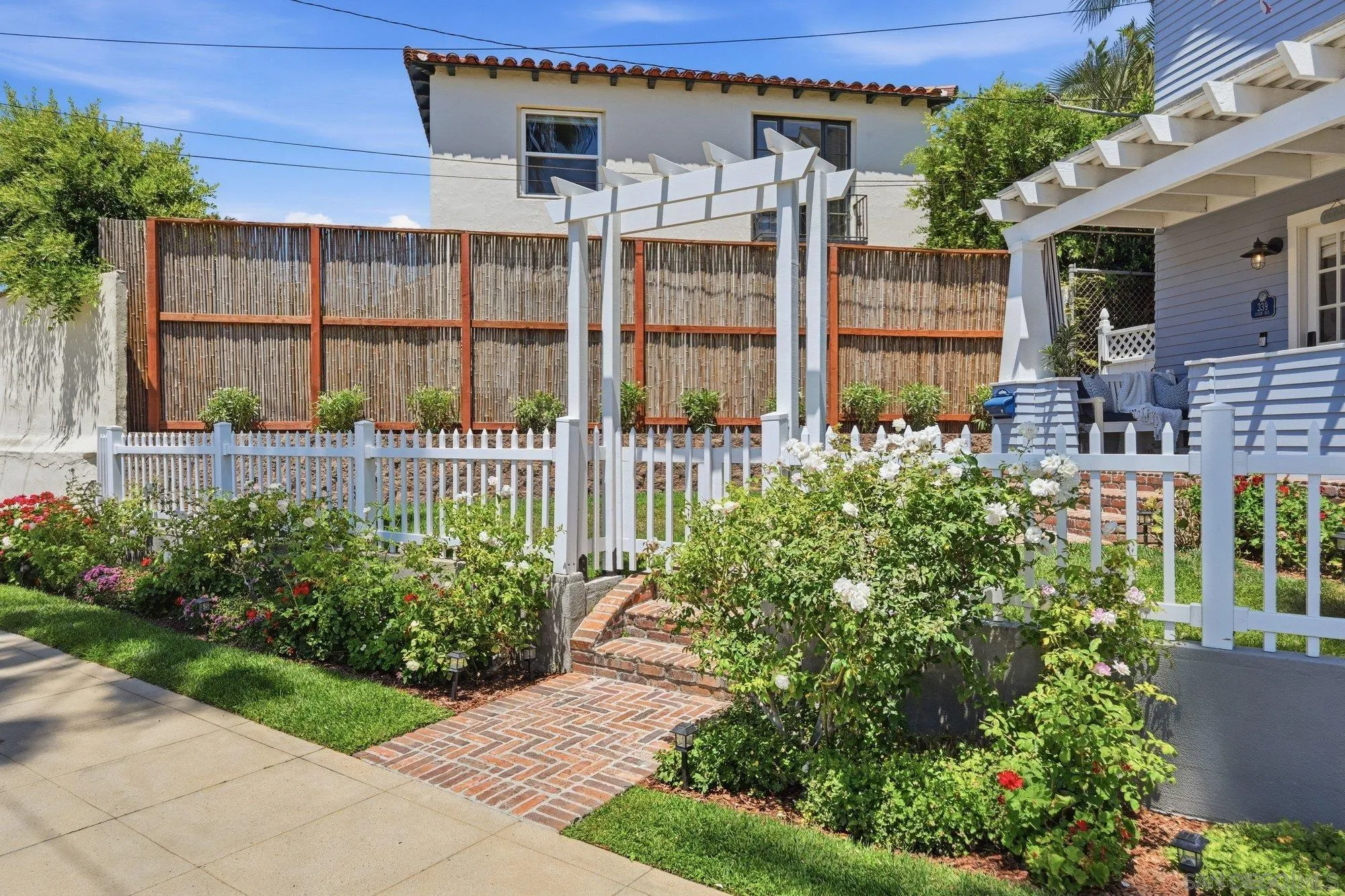 https://cdn.realtyfeed.com/cdn/127/260017824/dad4ba37f2e399b82642fbe382d51815.webp