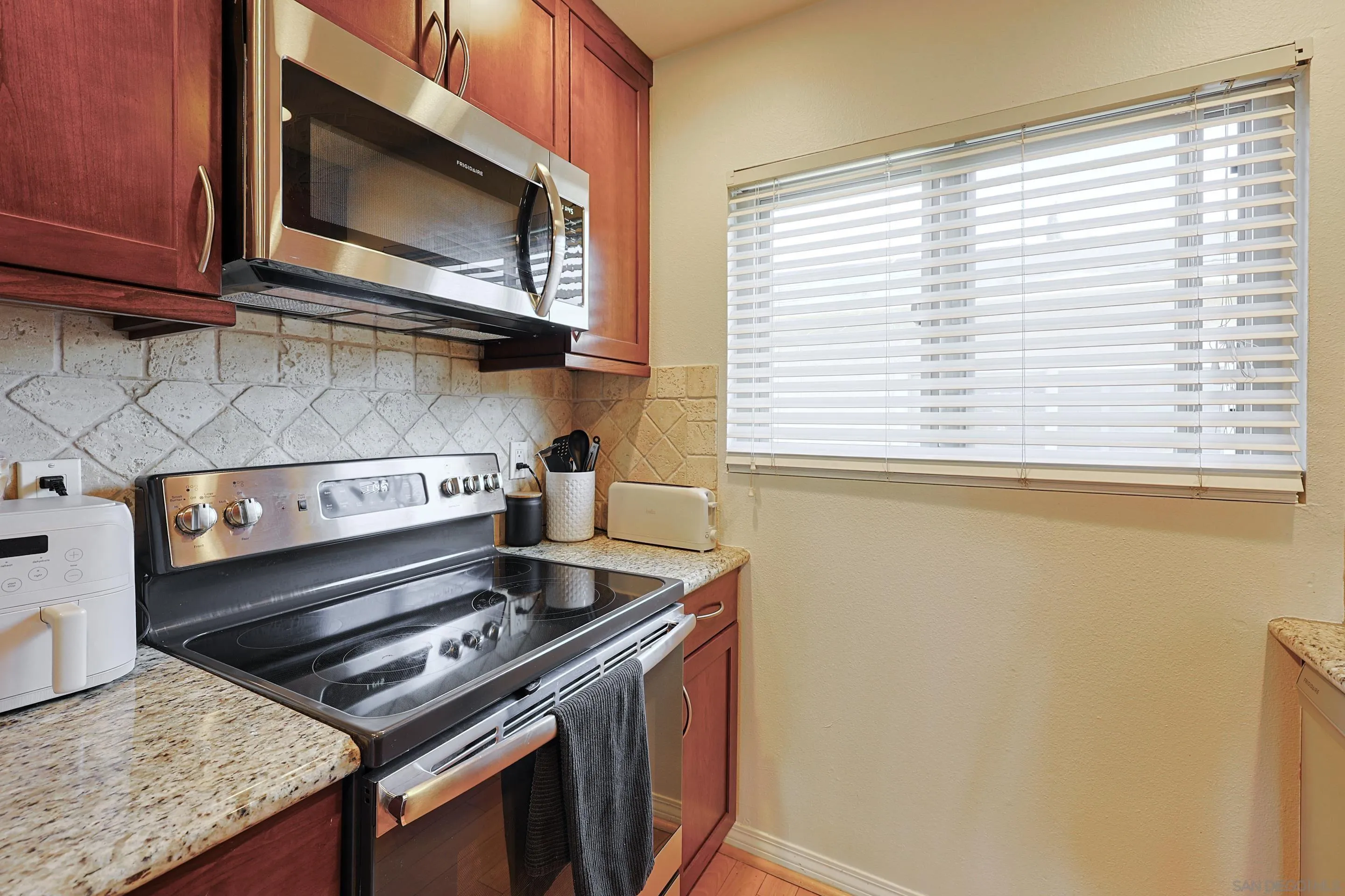 Photo #5: 260017835 Listing: Photo #5