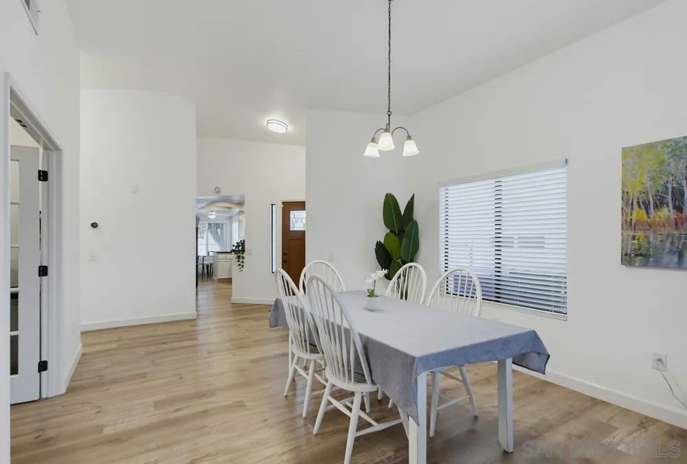 https://cdn.realtyfeed.com/cdn/127/260017841/19cd19f985d9a42e7f36c92d76e2e0c4.webp