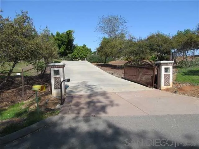 https://cdn.realtyfeed.com/cdn/127/260017859/12bcaef273e571b391715c08d07a4597.webp