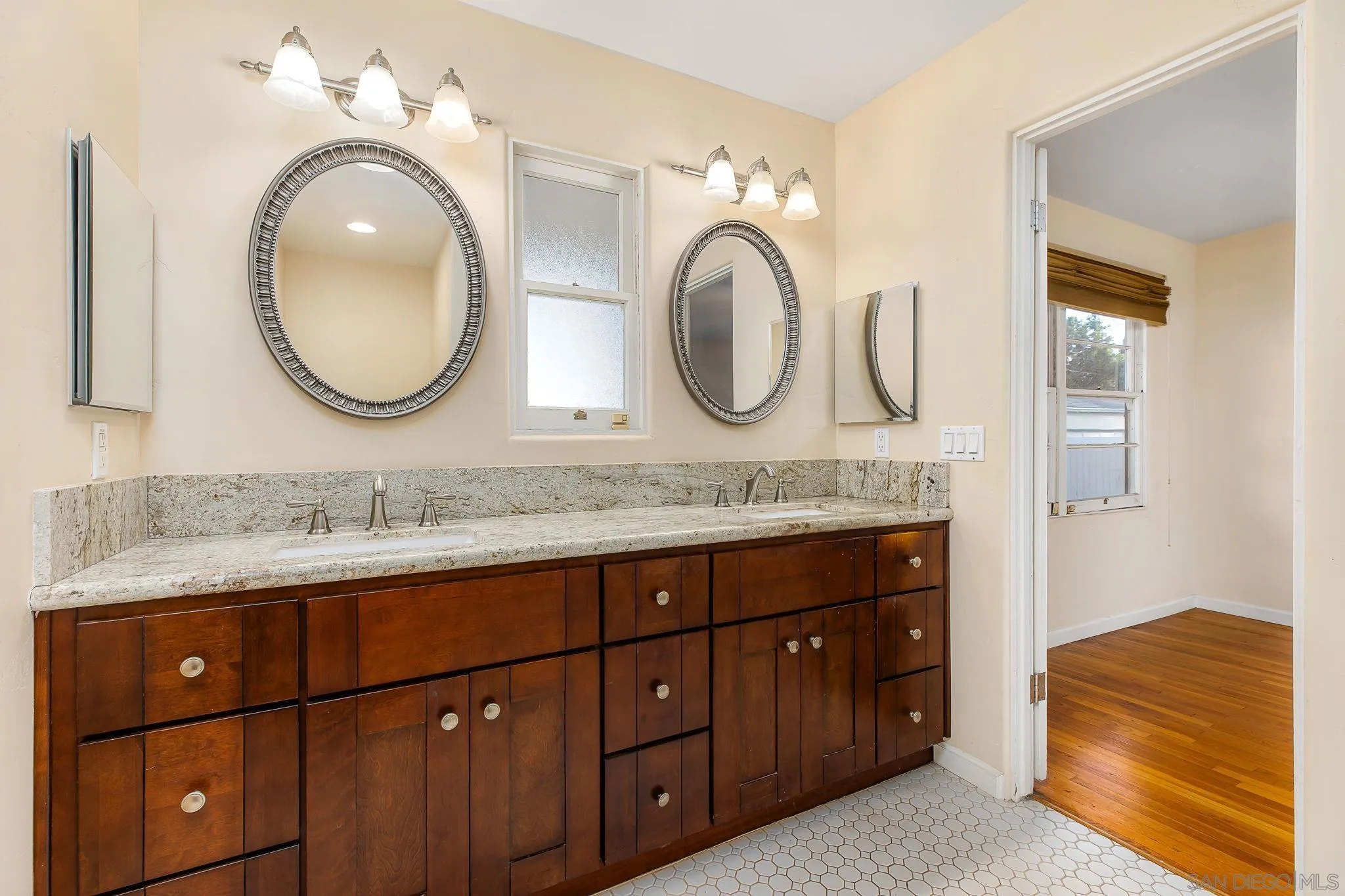 https://cdn.realtyfeed.com/cdn/127/260017863/97a5c678a5676f9518bf924b09853035.webp