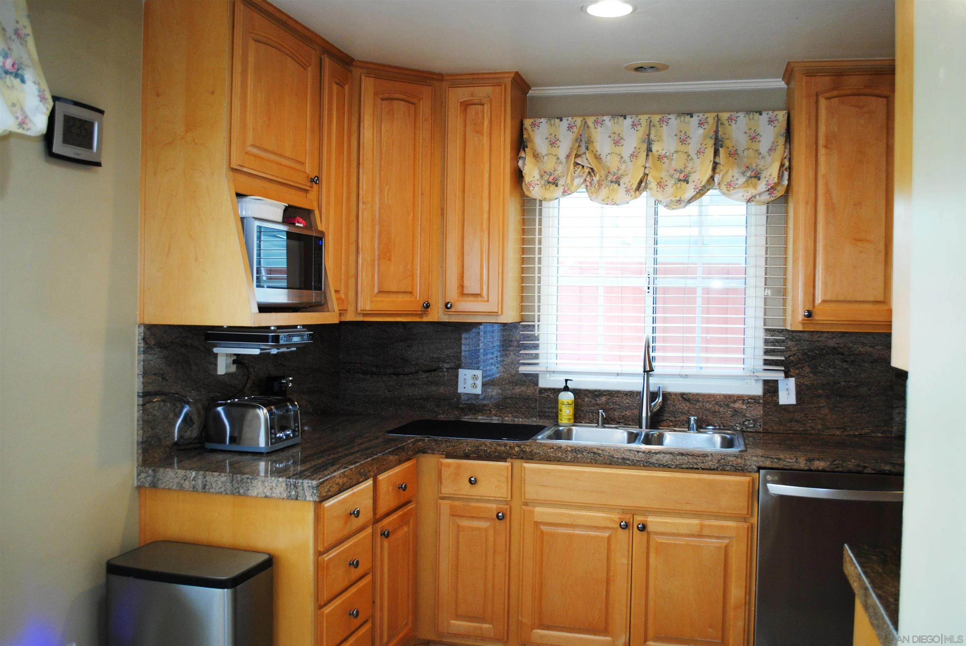 https://cdn.realtyfeed.com/cdn/127/260017885/28ecbd4df35cec1d1188beb2bca45679.webp