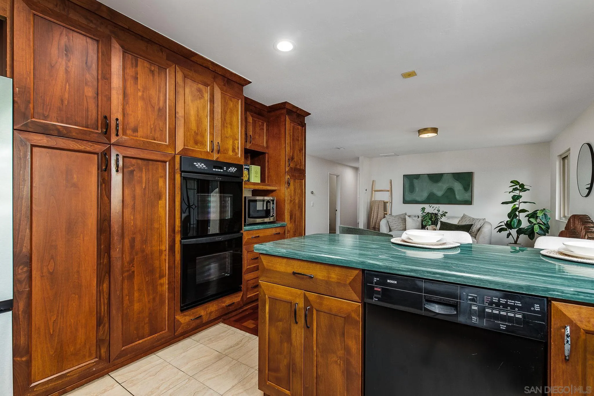 https://cdn.realtyfeed.com/cdn/127/260017891/c93cac652700dba8f7aeee75467cc8f8.webp