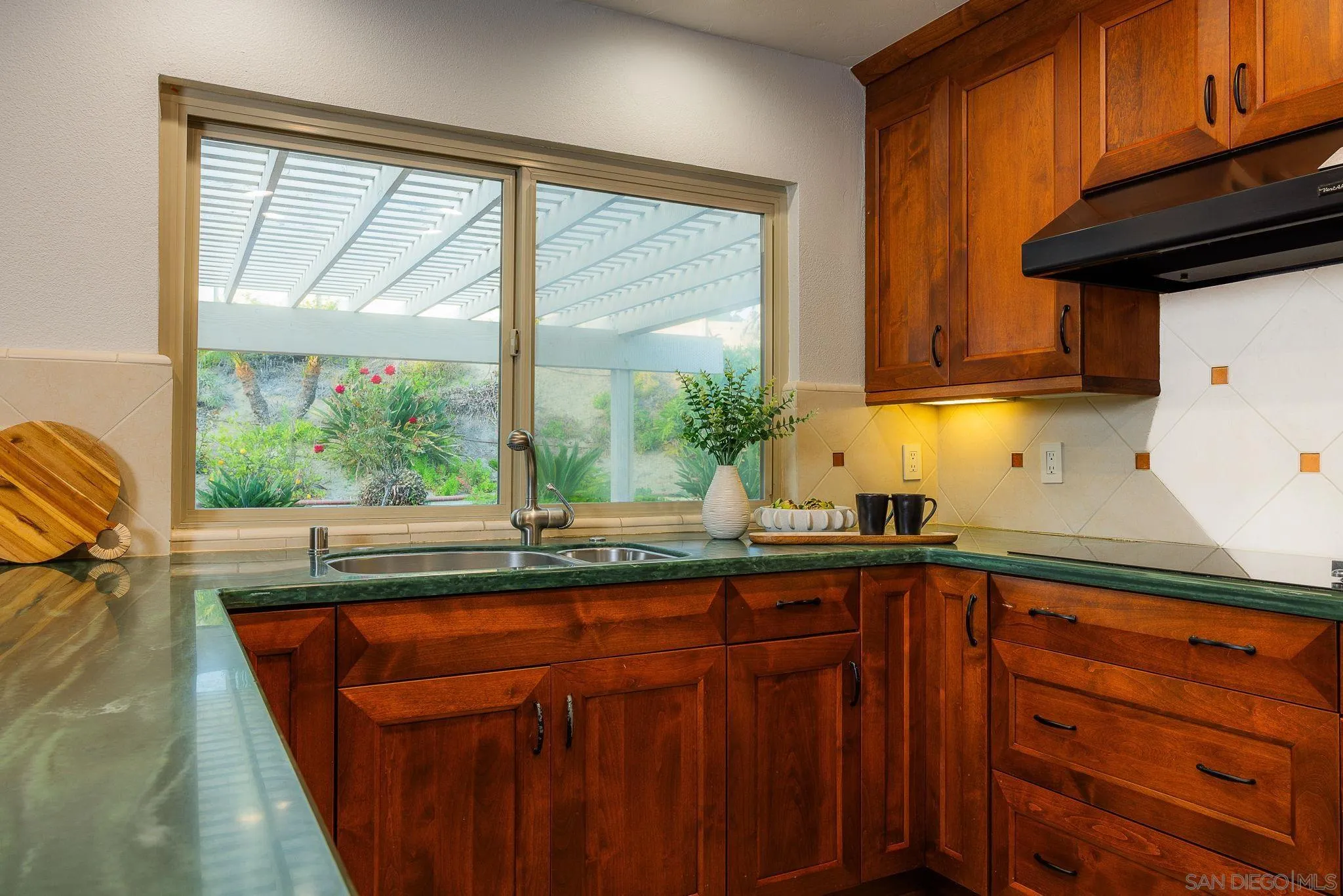 https://cdn.realtyfeed.com/cdn/127/260017891/e08b88e1fbd5db2110c20fcf9bd4c2fe.webp