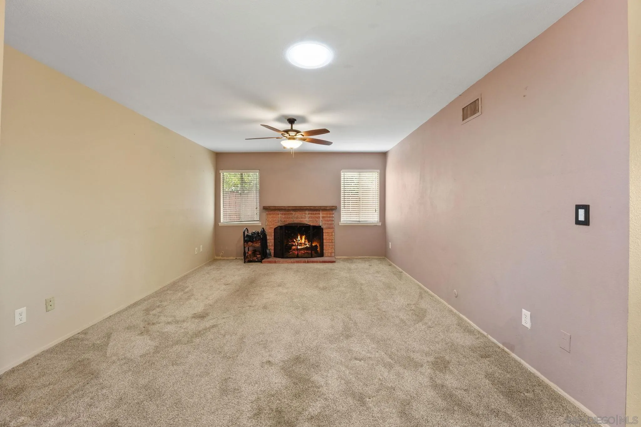 https://cdn.realtyfeed.com/cdn/127/260017897/33a0d3675567bb24605569427788ce7d.webp