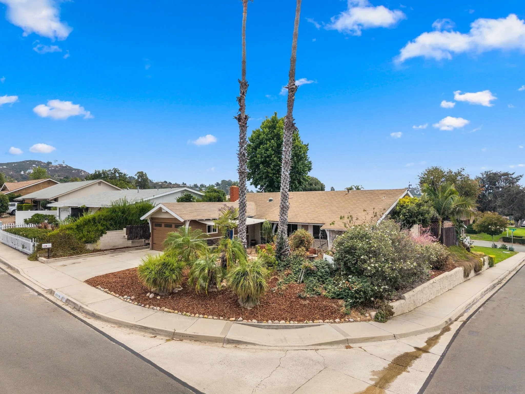https://cdn.realtyfeed.com/cdn/127/260017897/8febc2c16bf69327de04e52f6b90fbc6.webp