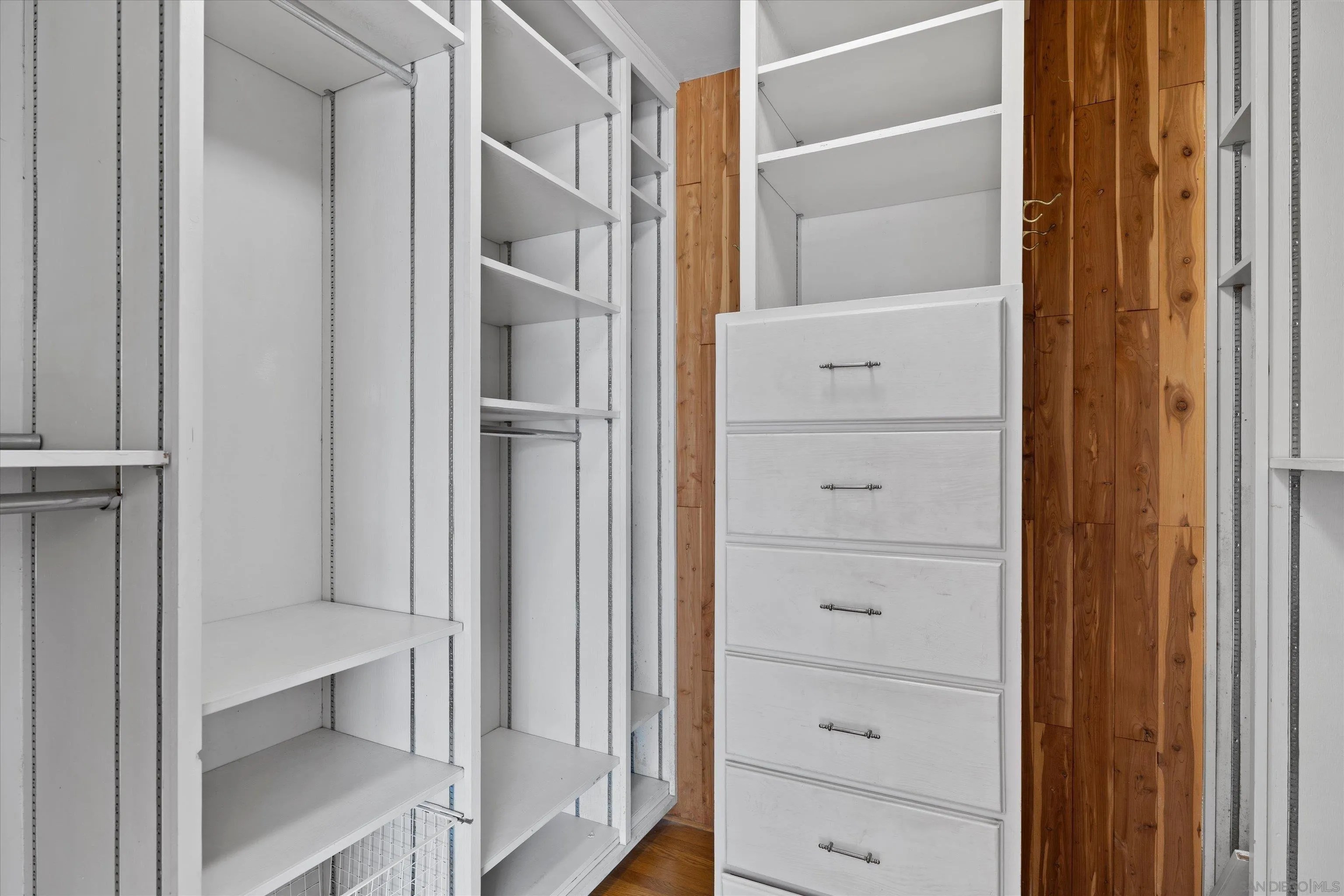 https://cdn.realtyfeed.com/cdn/127/260017901/a36c4e64aae4609f9ec75f8d1748e2f4.webp
