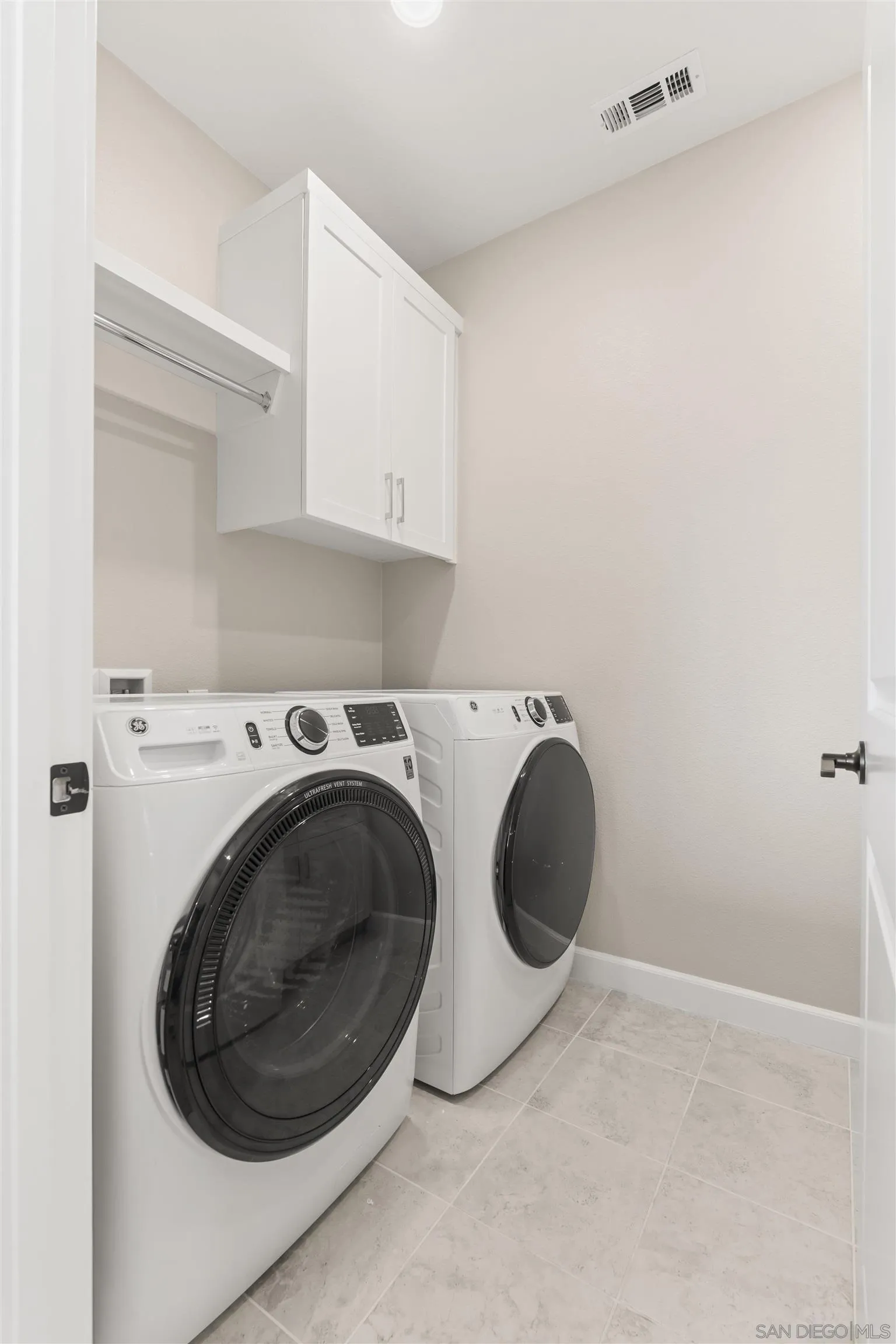 https://cdn.realtyfeed.com/cdn/127/260017907/46e91c1c06a1438be78a23b05b893673.webp