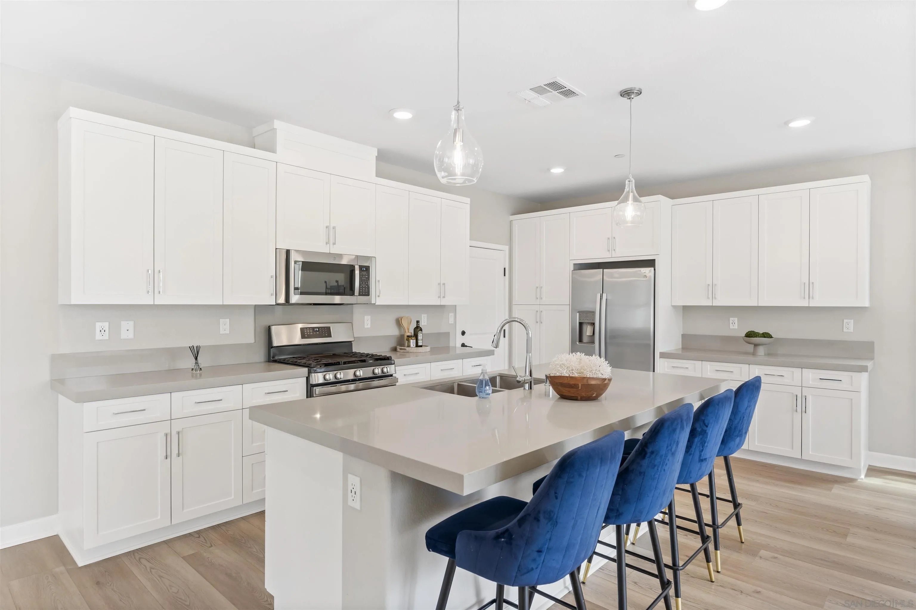 https://cdn.realtyfeed.com/cdn/127/260017907/5531fa5c8cb5d6e1d8cf5a104495540e.webp