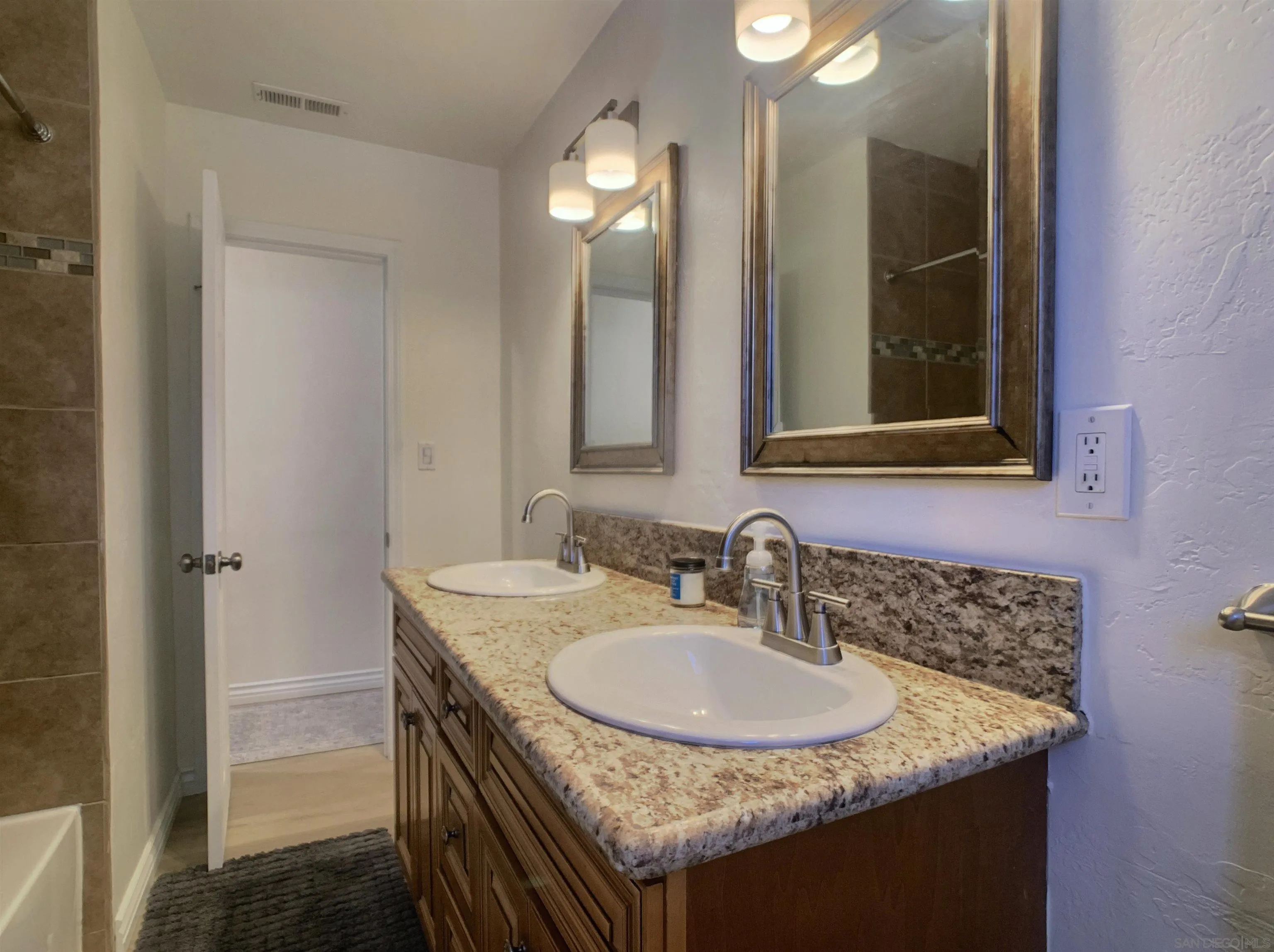 https://cdn.realtyfeed.com/cdn/127/260017916/ff36f26961744b41ed931a1c05122fd7.webp