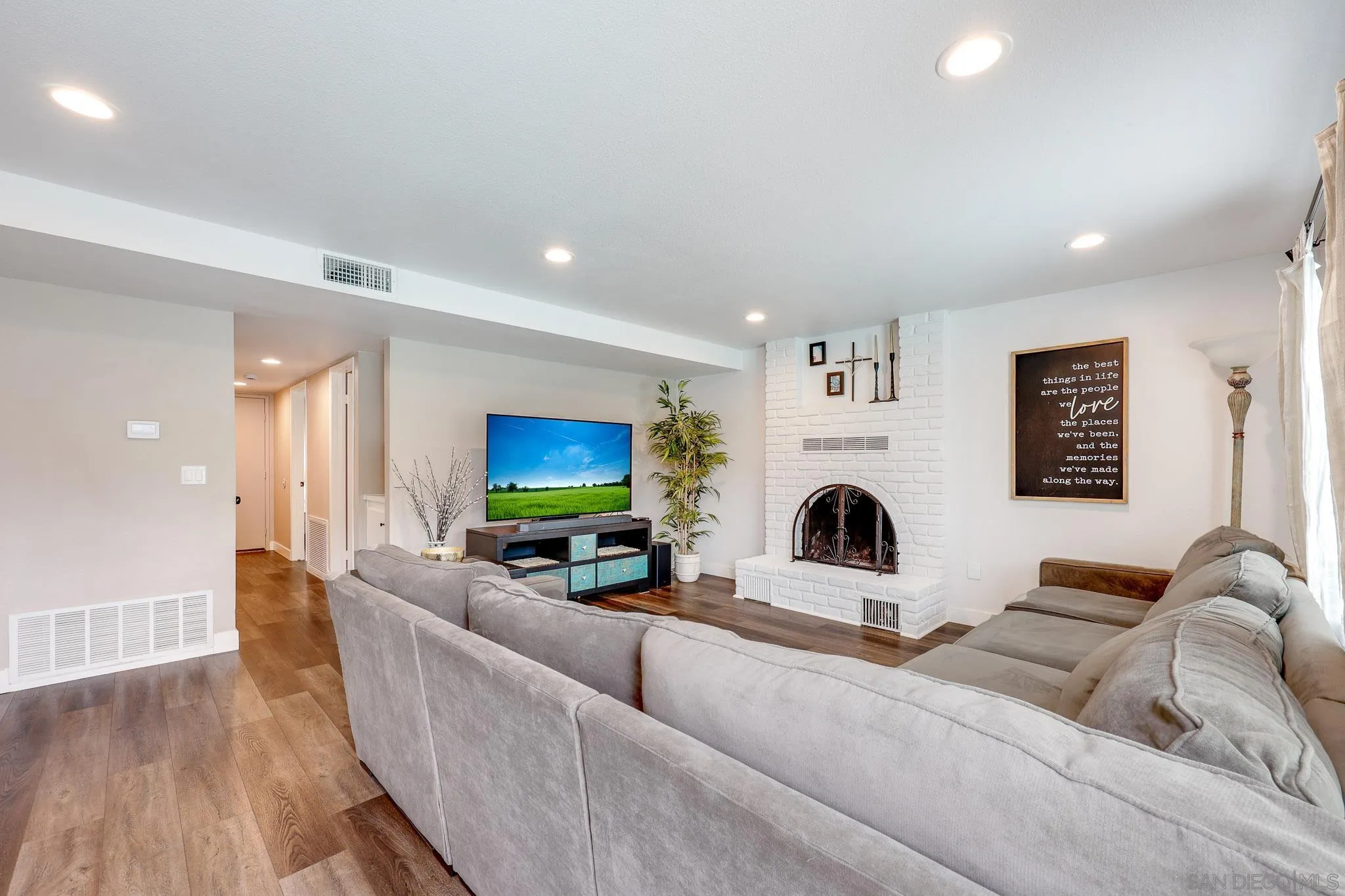 https://cdn.realtyfeed.com/cdn/127/260017931/ccb9c90f29dc92cb067235cba632b162.webp