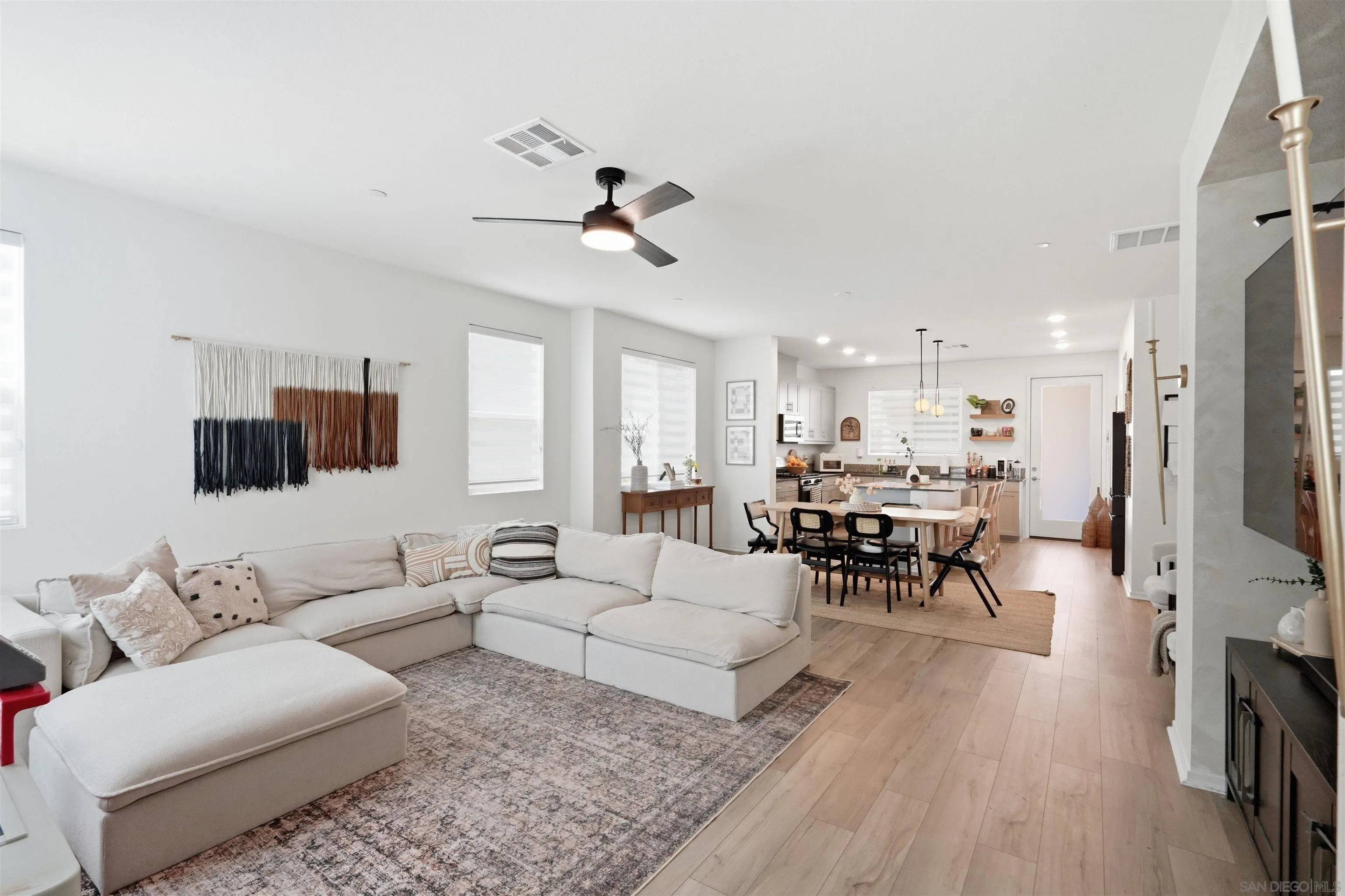 https://cdn.realtyfeed.com/cdn/127/260017961/4f7904bcb87fce46f47c952fd9a2d398.webp