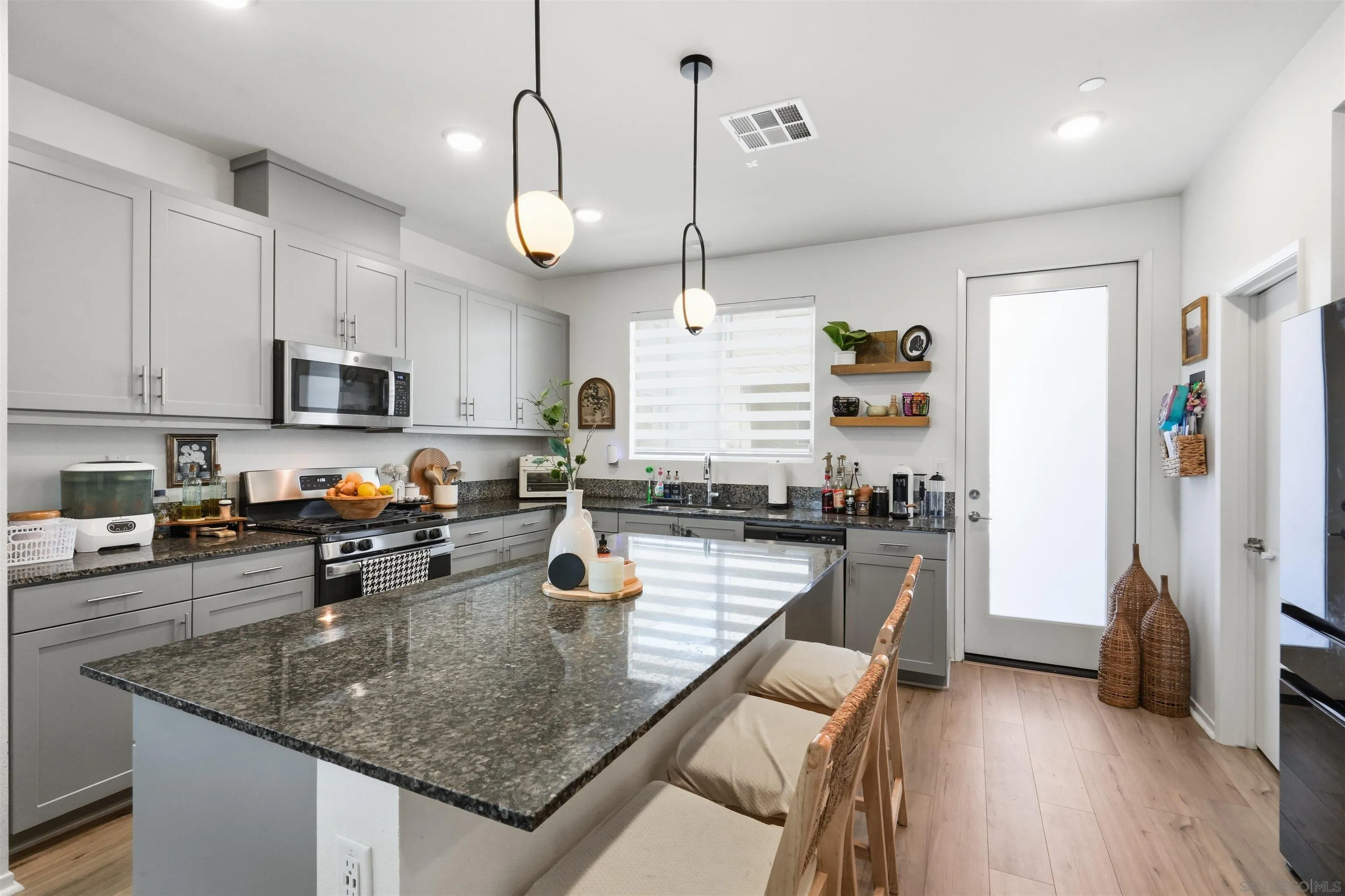 https://cdn.realtyfeed.com/cdn/127/260017961/a83927a46e127d297ad56e48896ae7ce.webp