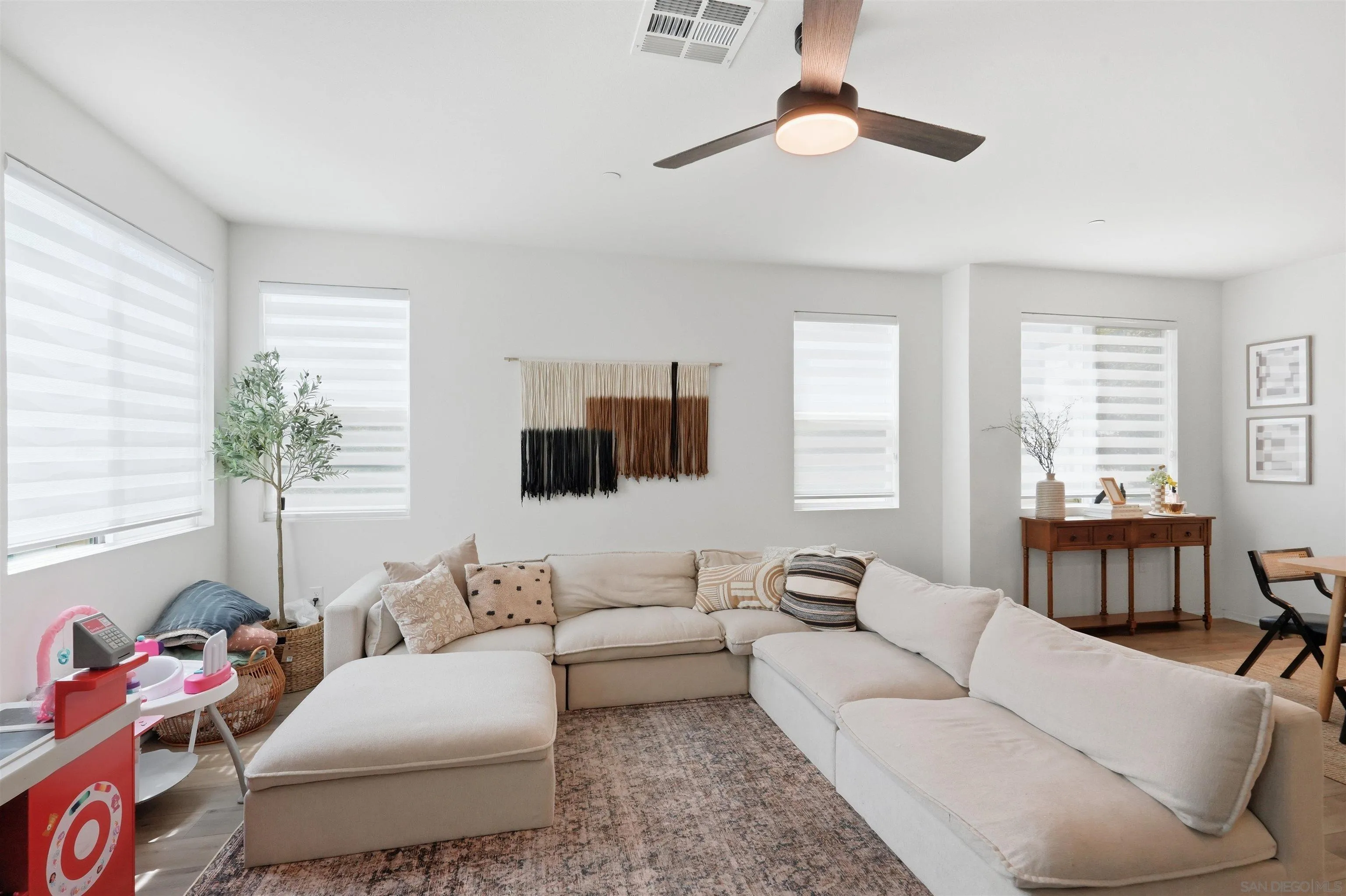 https://cdn.realtyfeed.com/cdn/127/260017961/b5b00917f9ab26951aacf234cb246bb3.webp
