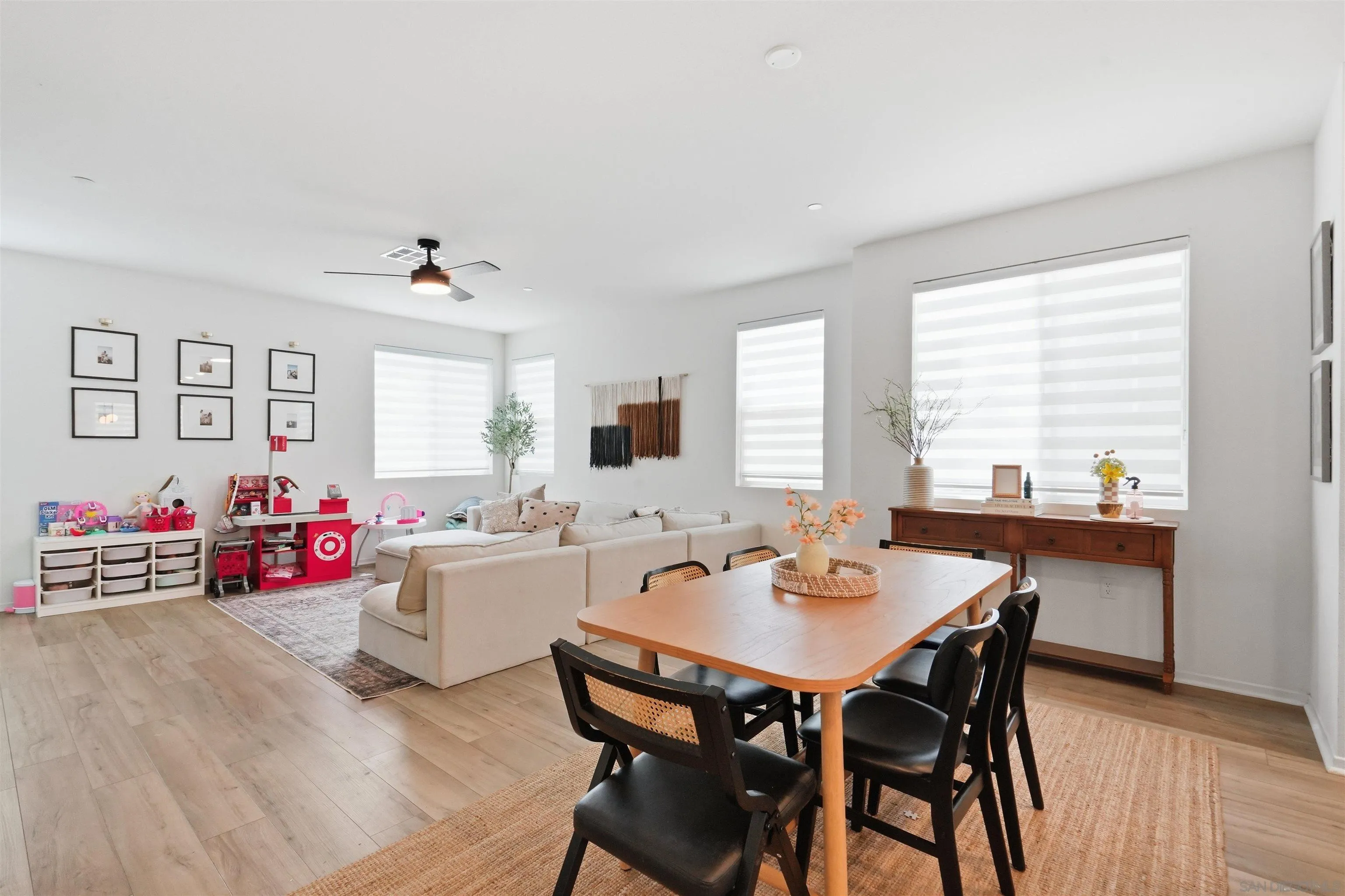 https://cdn.realtyfeed.com/cdn/127/260017961/dc6a75294f8865bae0136f9af876f111.webp