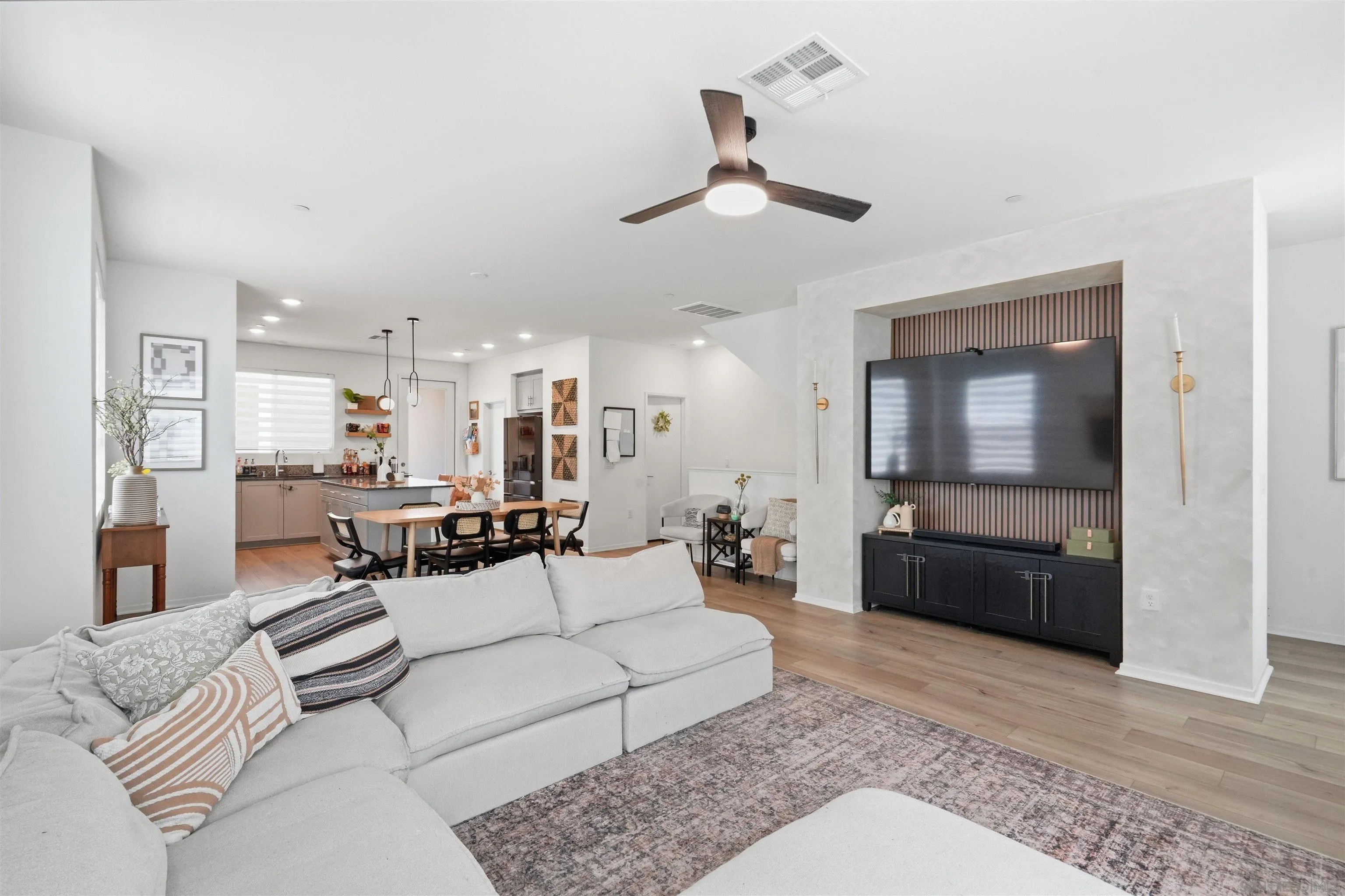 https://cdn.realtyfeed.com/cdn/127/260017961/ece8dc1475c84314c6a17209864be1b7.webp