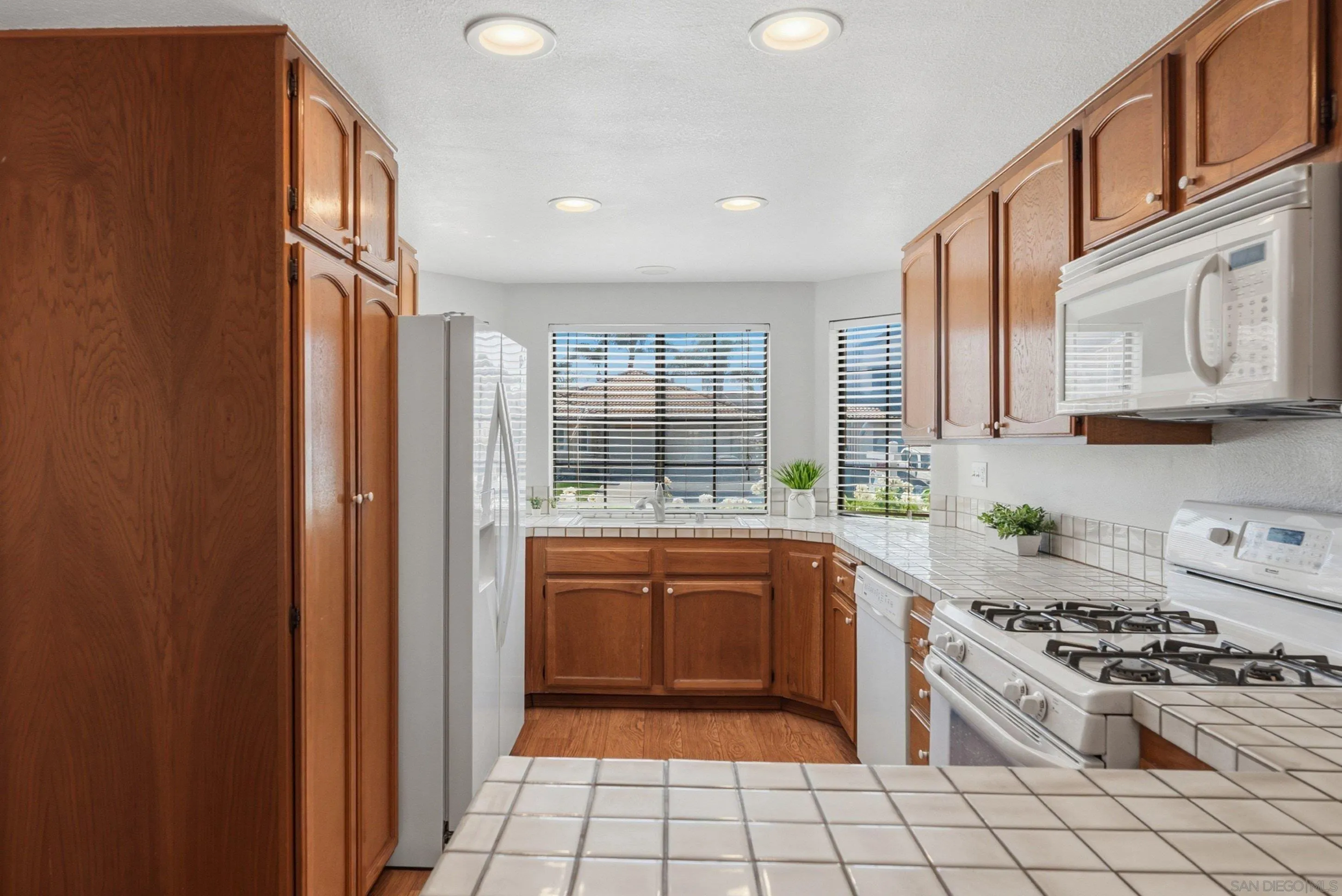 https://cdn.realtyfeed.com/cdn/127/260017968/57d83d7e0548e0e9798af6798210d94e.webp