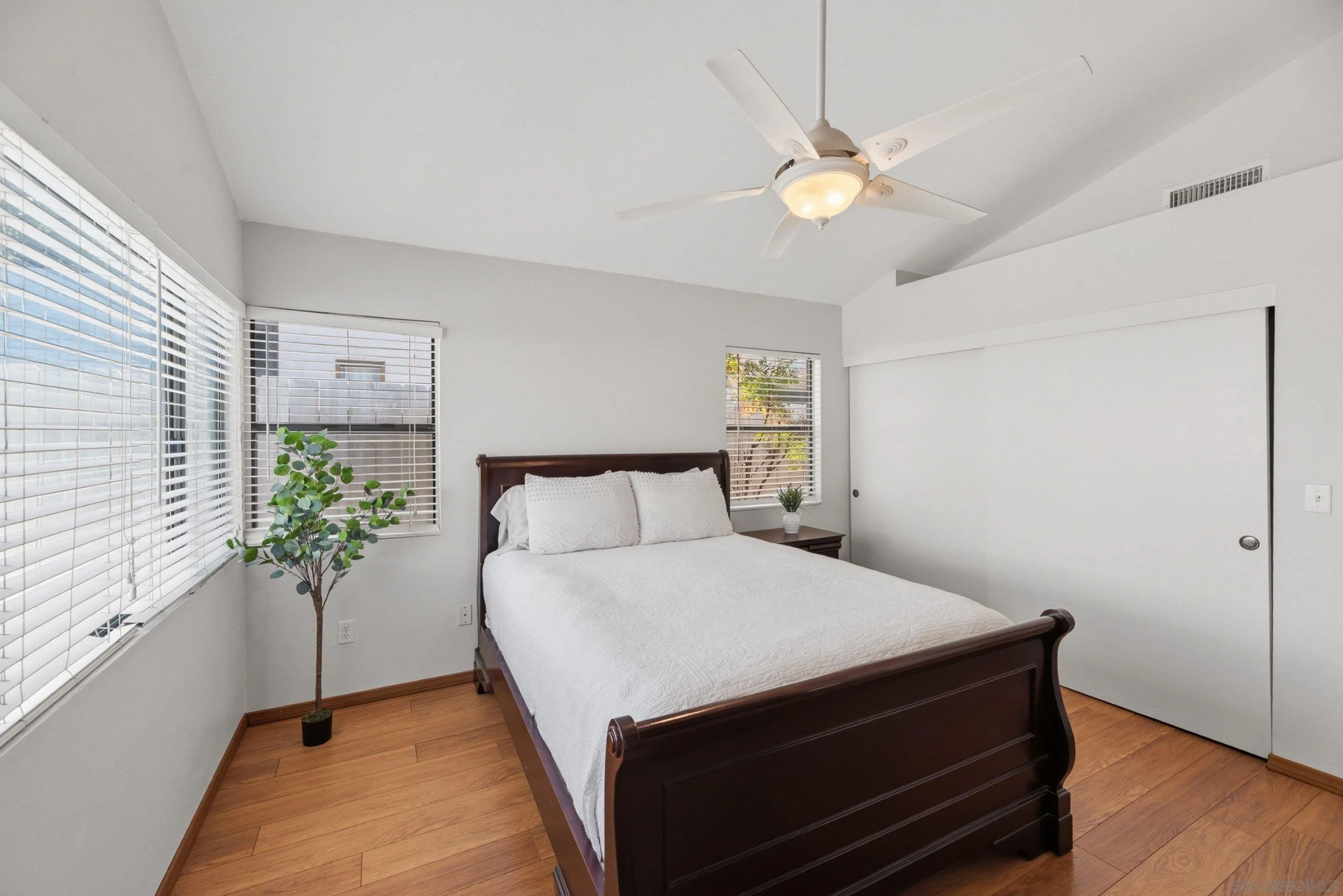 https://cdn.realtyfeed.com/cdn/127/260017968/914794153d51ab5f4d679a15895a9fa5.webp