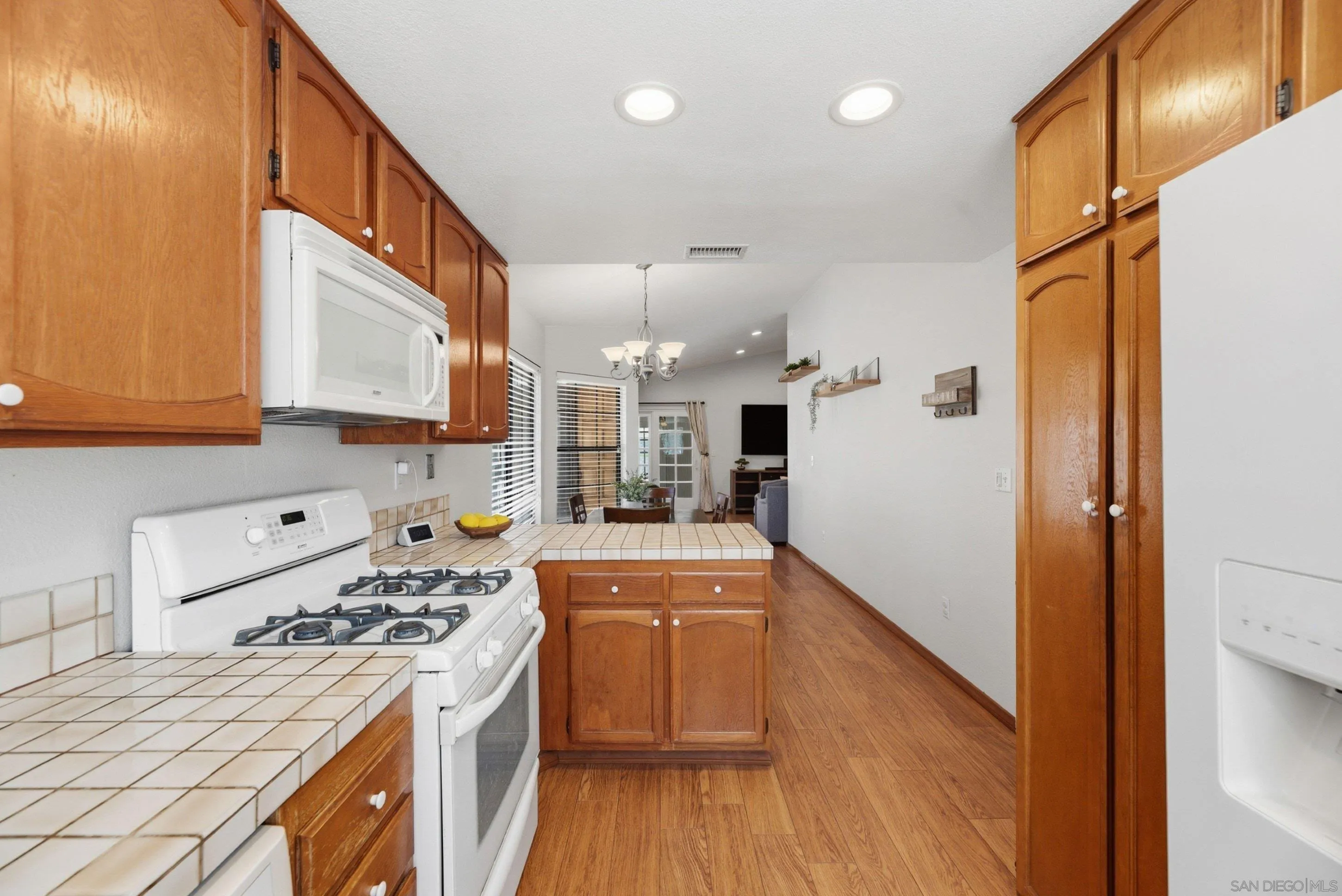 https://cdn.realtyfeed.com/cdn/127/260017968/ba26ff22c43926faa718883ad6fc26e1.webp