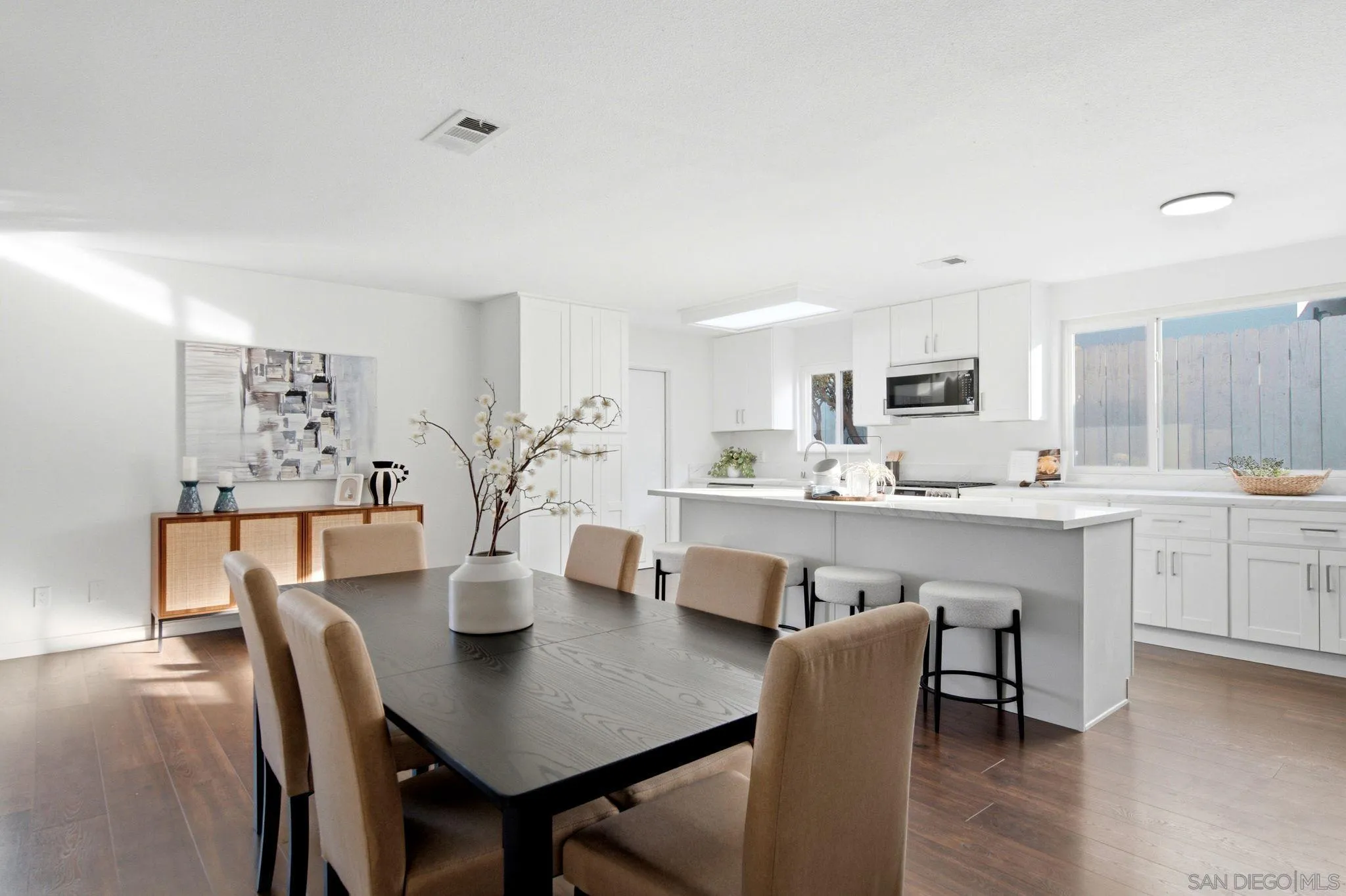 https://cdn.realtyfeed.com/cdn/127/260017975/8f74d1e18fbb0c3e68272a79c84b90f8.webp